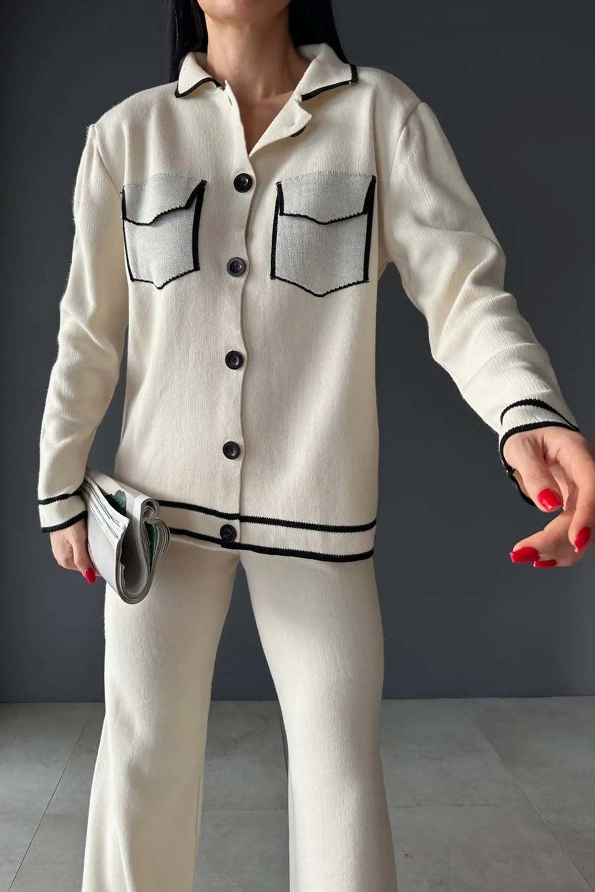 lovebox  Strickjacke mit Polokragen, Taschendetail und Knopfleiste und Hose mit hoher Taille und weitem Bein, cremefarbenes Strickoberteil, Anzug 10067