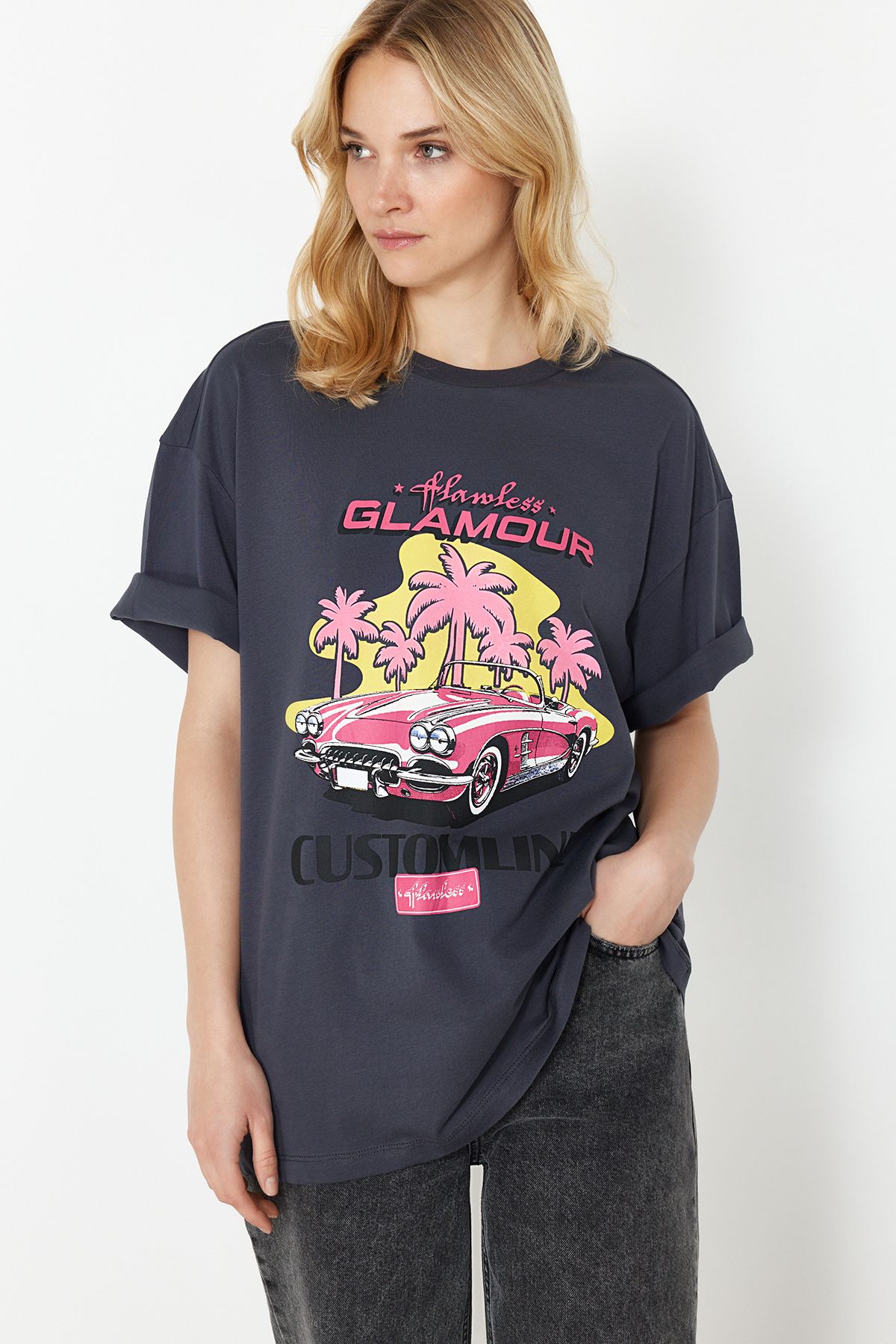 Trendyol Collection  Anthrazitfarbenes, bedrucktes Oversize/Wide Fit Rundhals-Strick-T-Shirt aus 100 % Baumwolle TWOSS24TS00135