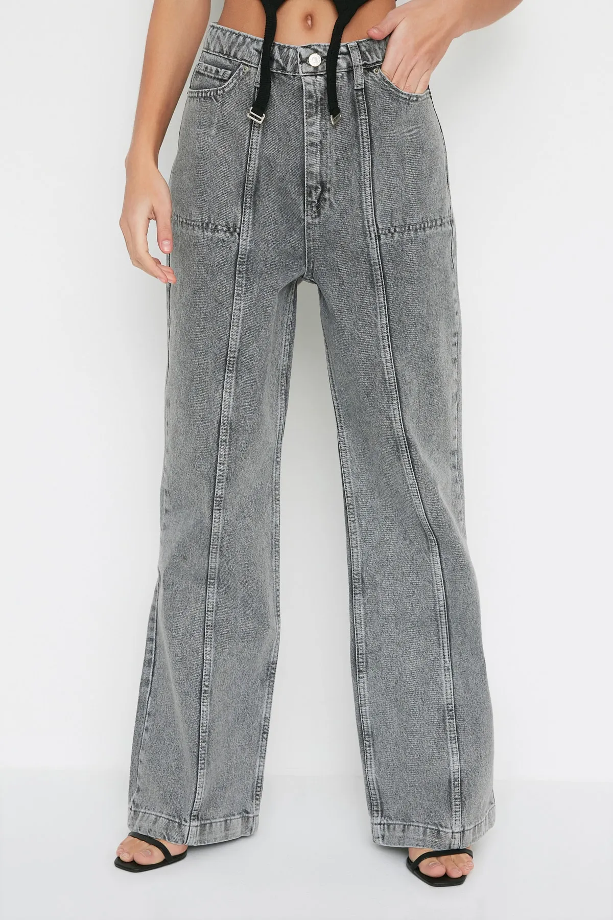 Trendyol Collection  Graue Jeans mit hoher Taille und weitem Bein im 90er-Stil mit Ziernähten in limitierter Auflage TWOAW22JE0710