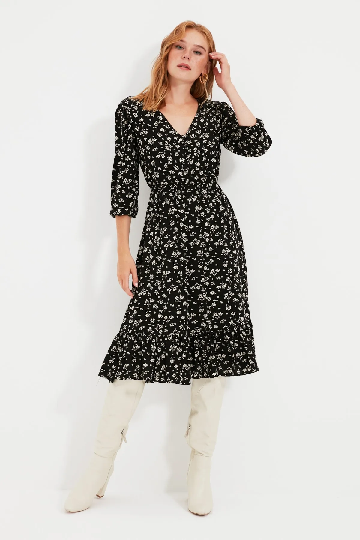 Trendyol Collection  Schwarzes, geblümtes, gewebtes Kleid mit Knöpfen TWOSS20EL0577