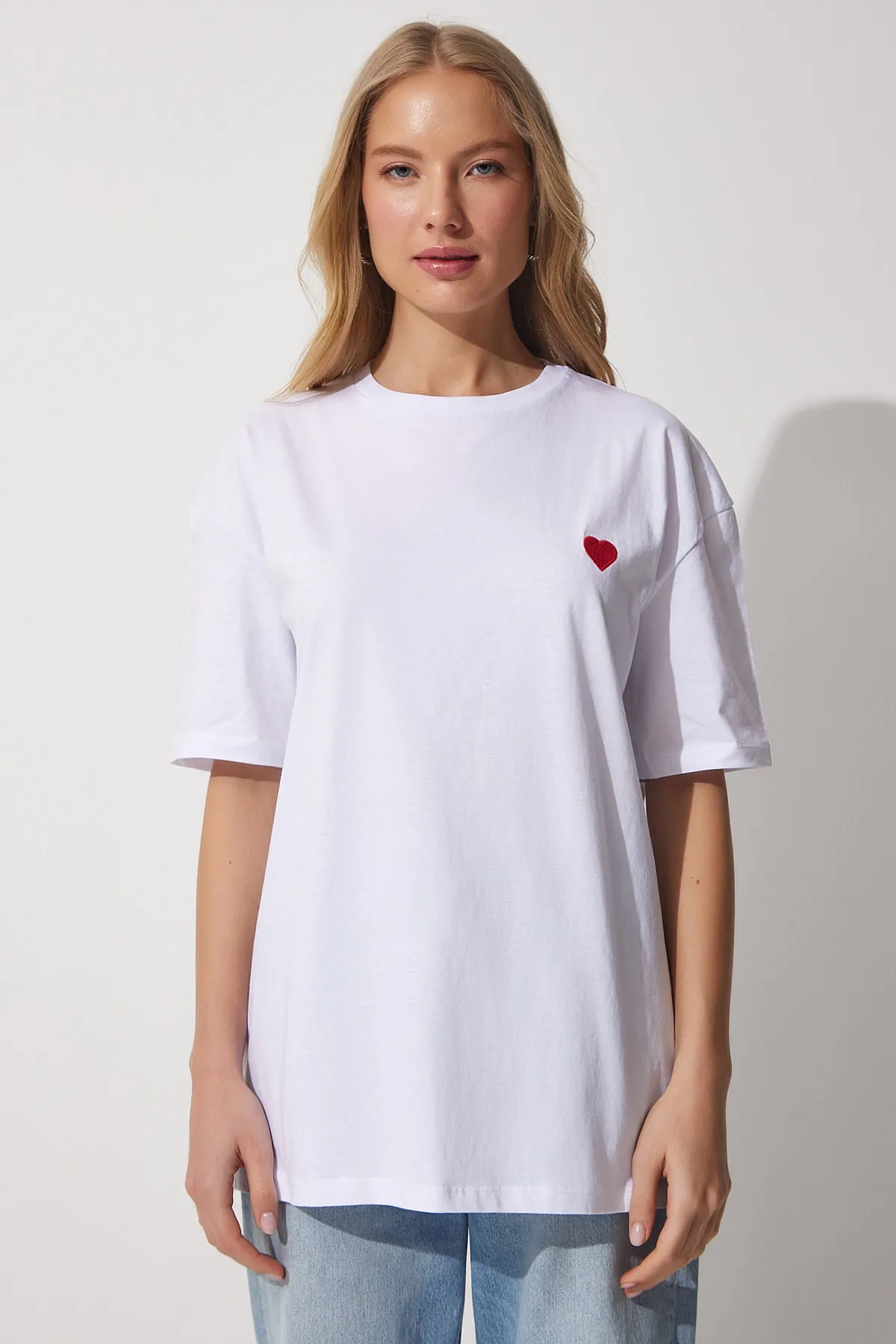 Happiness İstanbul  Weißes Oversize-T-Shirt aus Baumwolle mit Herzstickerei für Damen CR00405