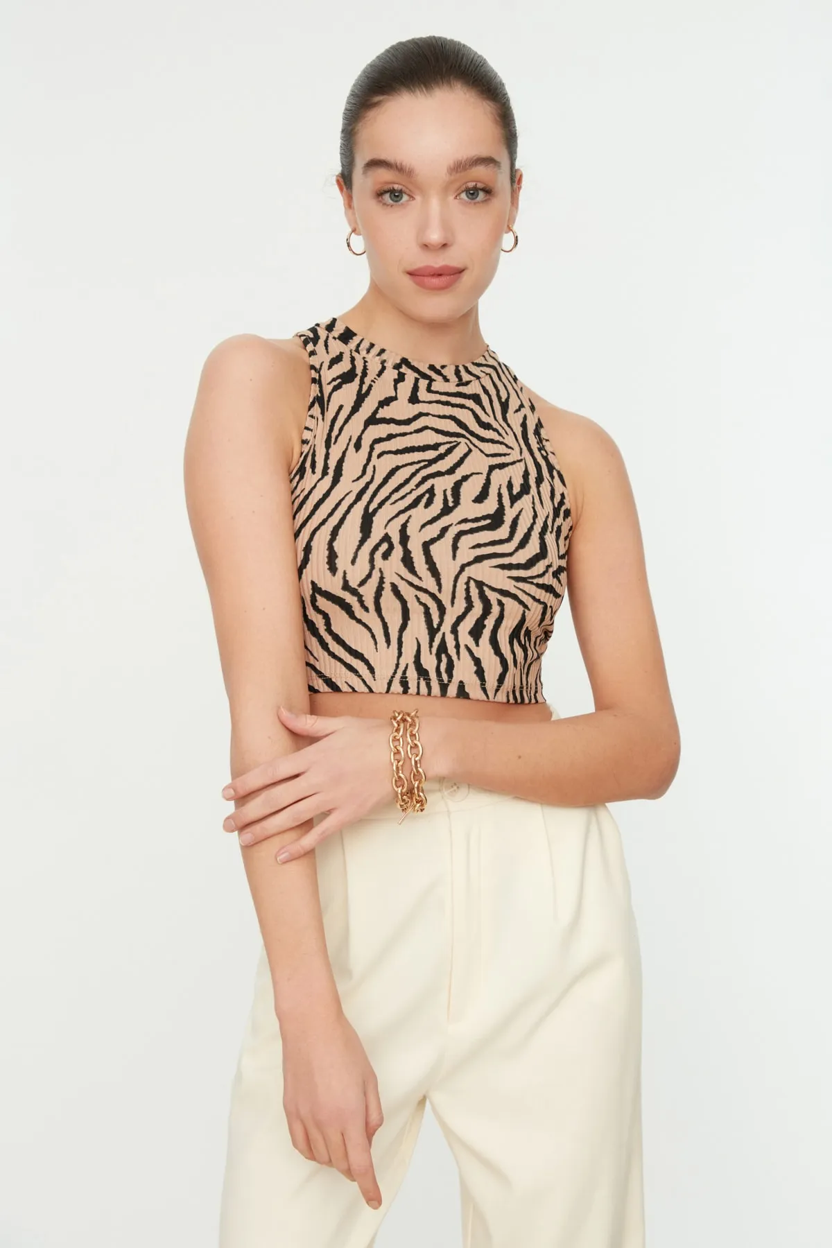 Trendyol Collection  Kamelfarbenes Animal-Print, eng anliegende, kurze, dehnbare Strickbluse mit Neckholder TWOSS22BZ0879