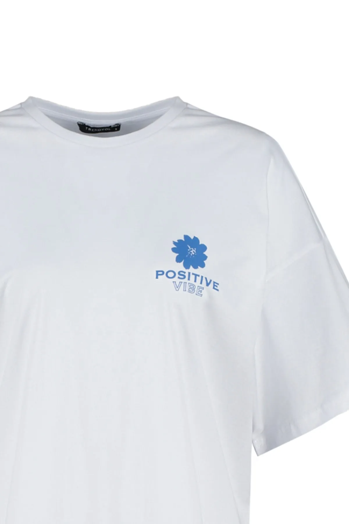 Trendyol Collection  Weißes Strick-T-Shirt mit Rundhalsausschnitt aus 100 % Baumwolle mit Aufdruck auf der Rückseite und weiter Passform TWOSS23TS00321