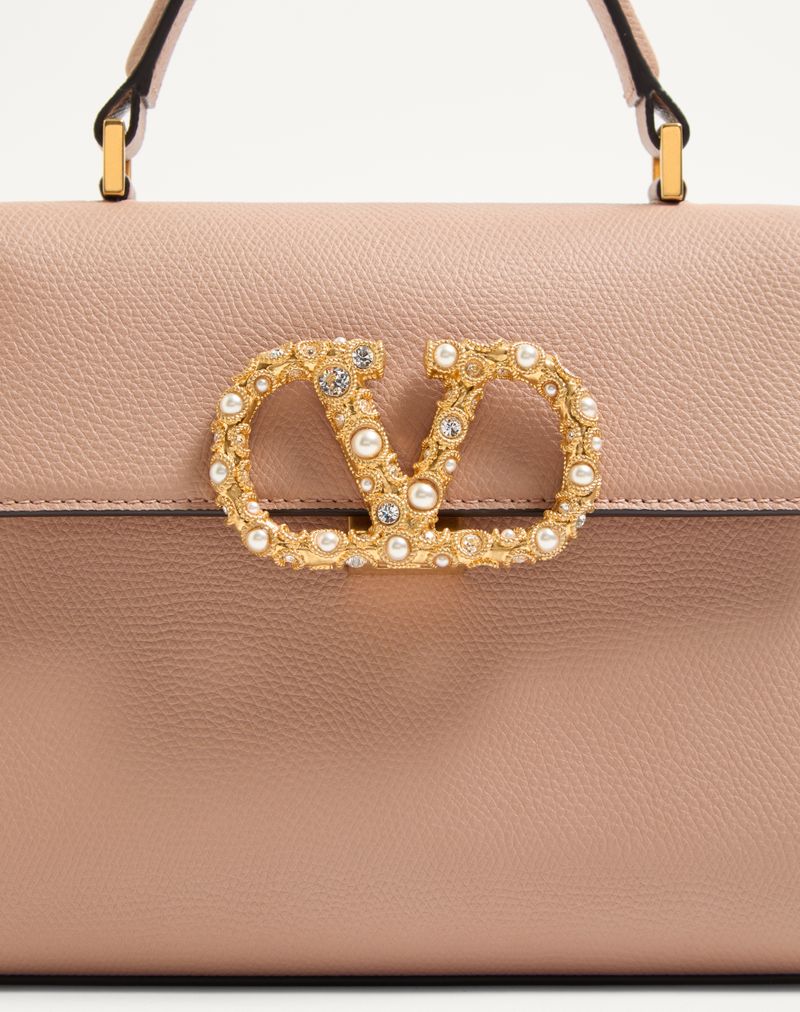 Sac à main Valentino Garavani Vsling petit modèle en cuir de veau grainé avec logo bijou