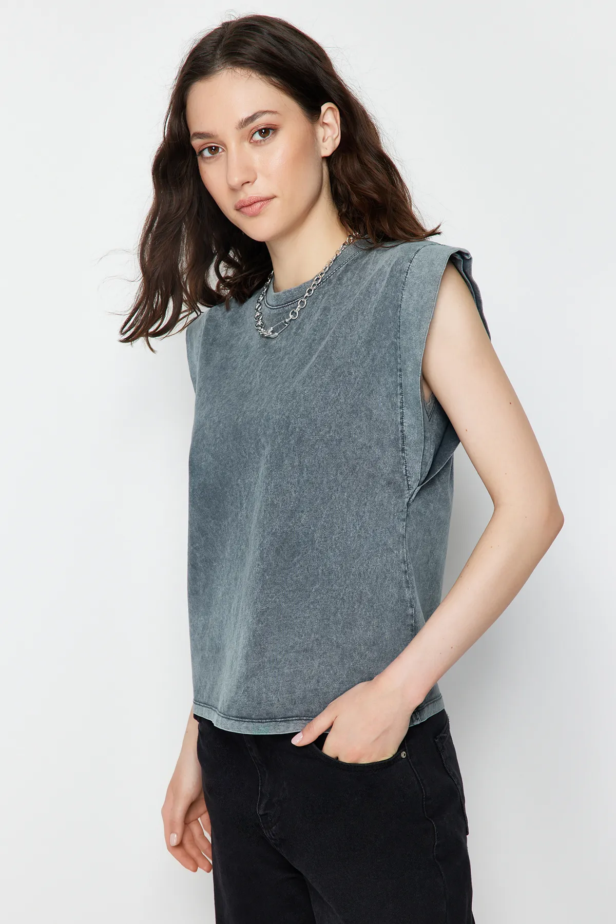 Trendyol Collection  Anthrazit*001 Basic-Strick-T-Shirt aus 100 % Baumwollwatte mit verblasstem Effekt und Rundhalsausschnitt TWOSS20TS0021