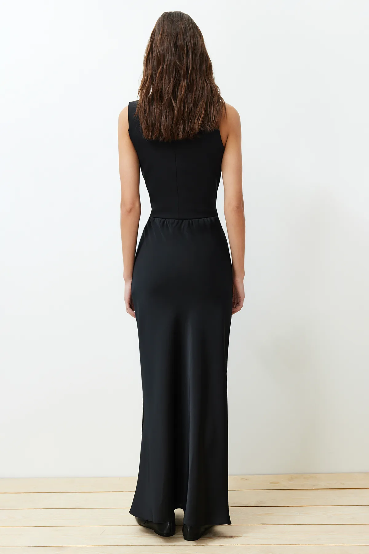 Trendyol Collection  Schwarzer Maxi-Webrock in Fischform aus Satin TWOSS24ET00120