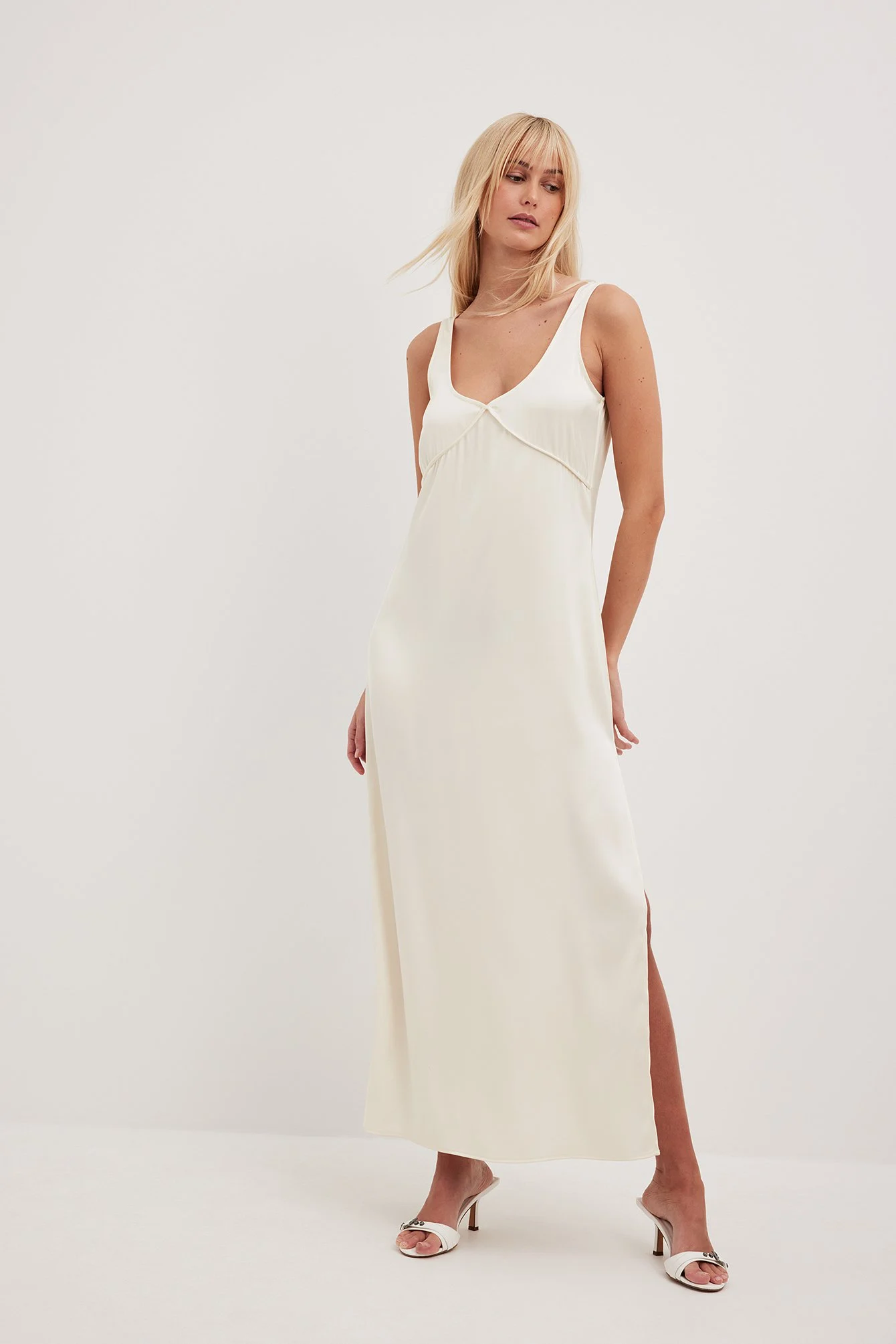 Maxikleid aus Satin mit Schlitzdetail