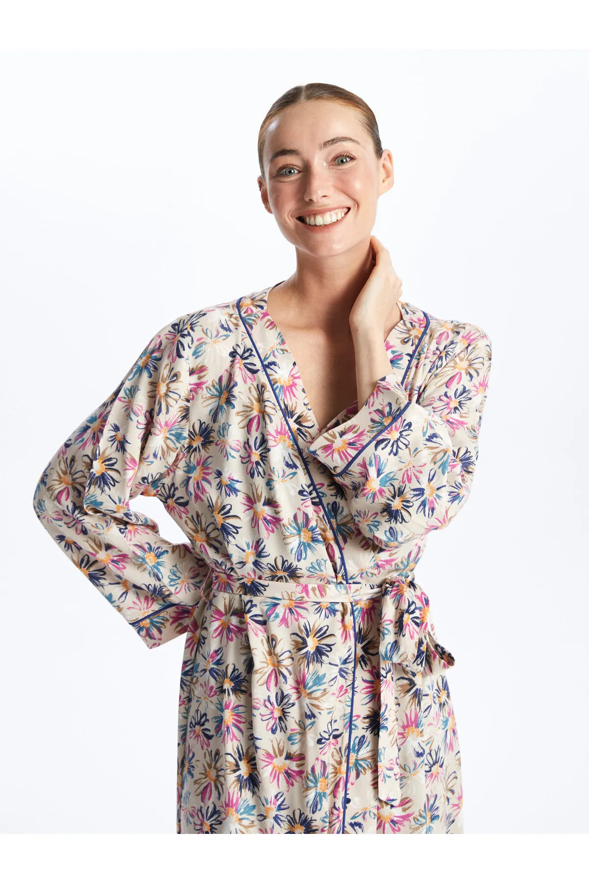 LC Waikiki  Langärmliger Damen-Bademantel mit Schalkragen und Blumenmuster