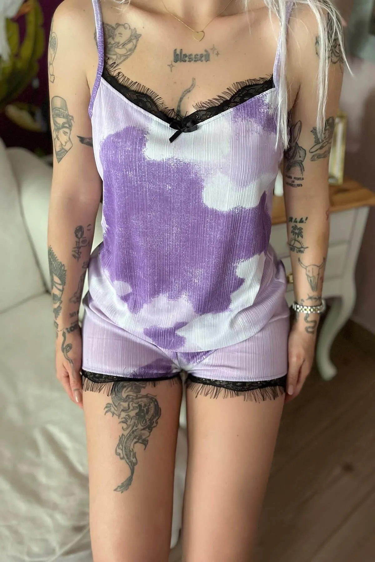 Pijamaevi  Mehrfarbiges Pegasus-Pyjama-Set aus Strick mit Spitze und Seil-Träger-Shorts