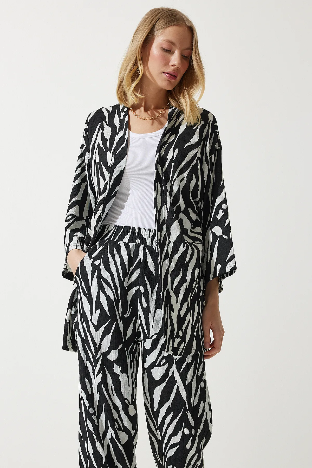 Happiness İstanbul  Schwarz gemustertes Kimono-Hosen-Strickset für Damen BY00054