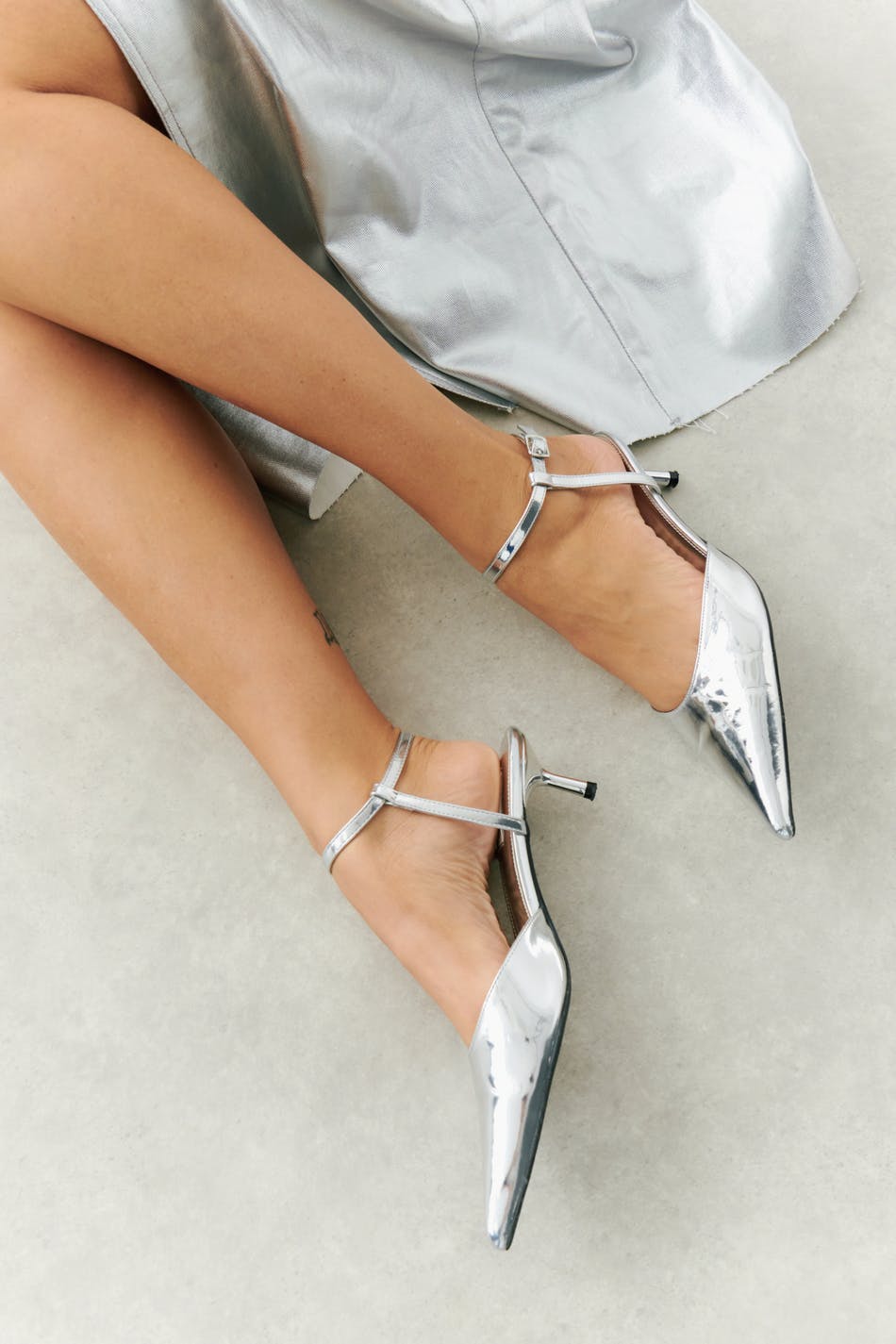 Pointed silver pumps