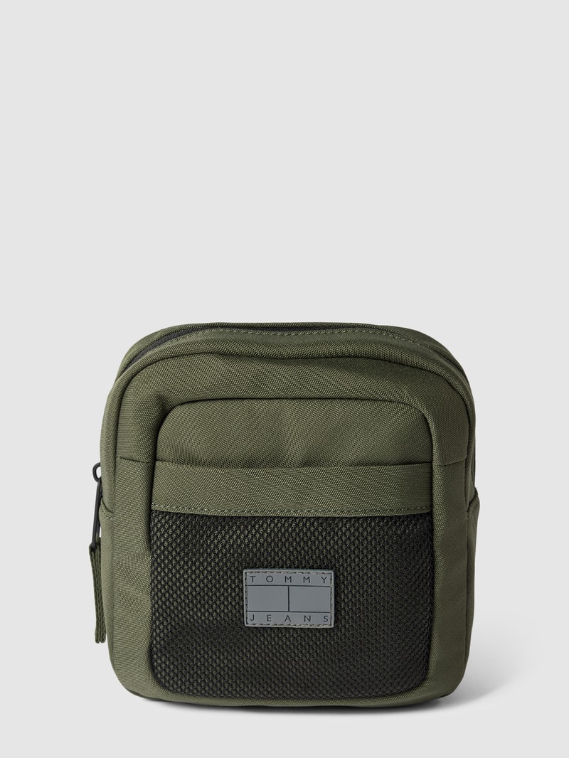 Umhängetasche mit Label-Patch in olivgrün