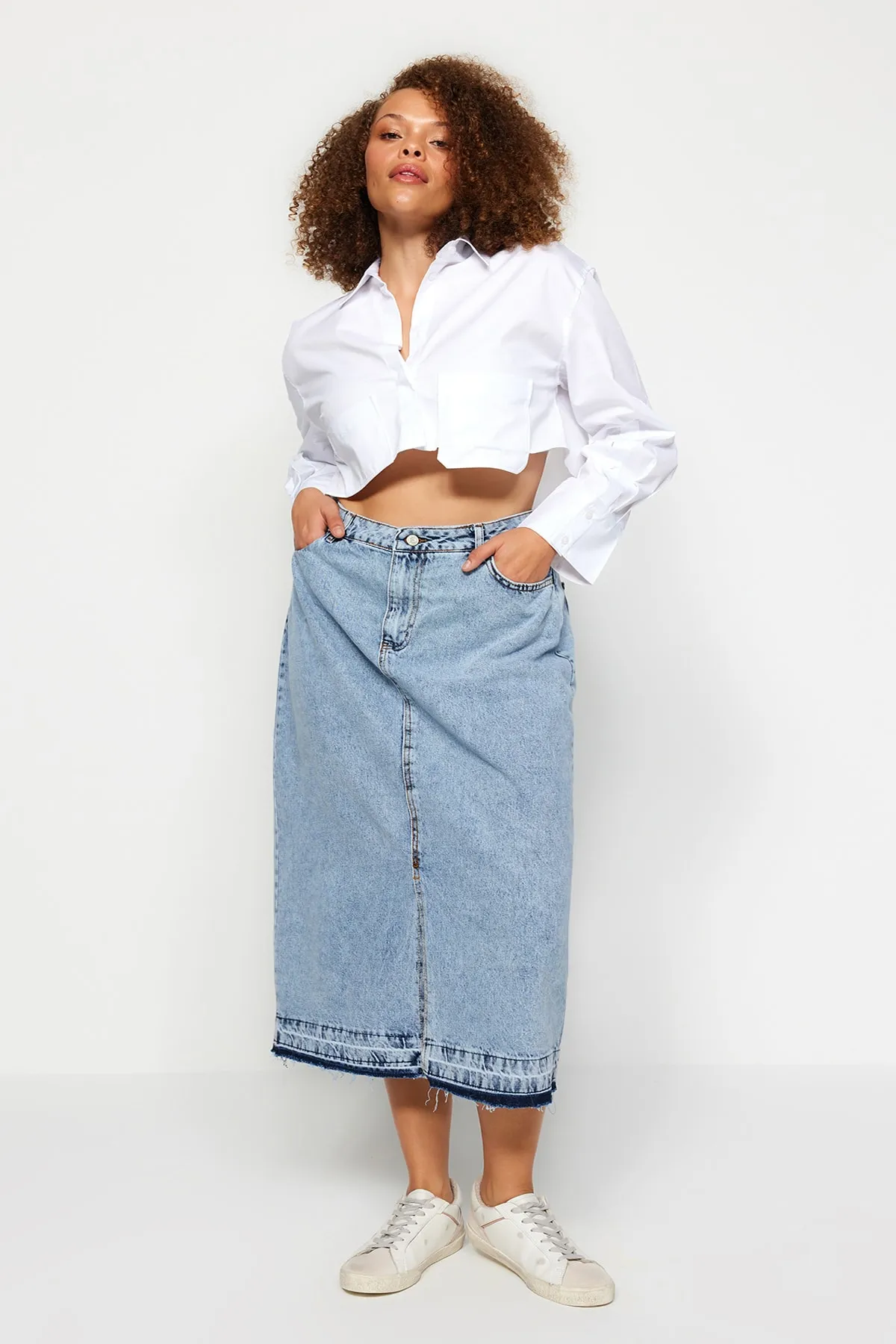 Trendyol Curve  Blauer Jeansrock mit Schlitz vorne TBBSS23AZ00054