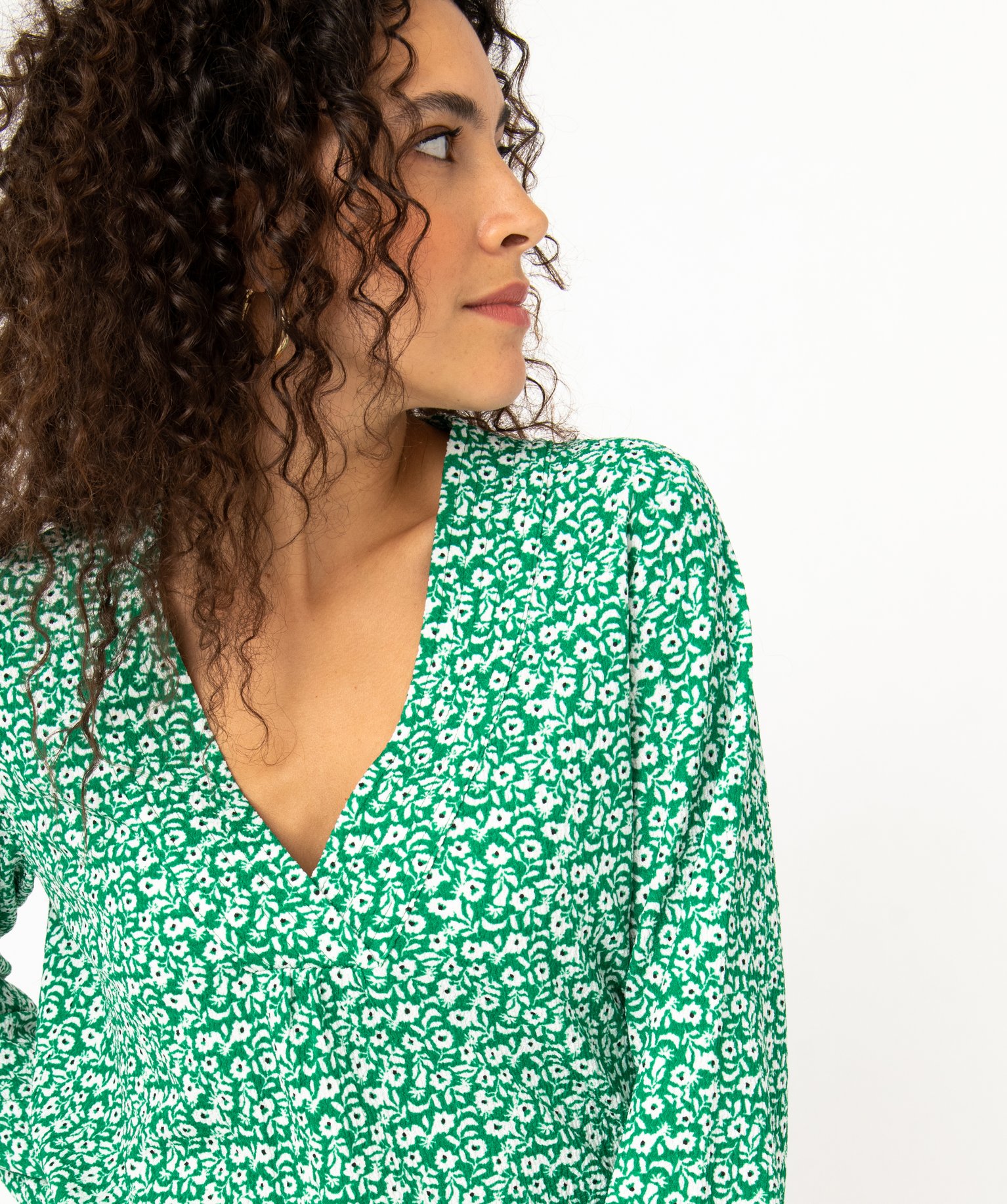 Tee-shirt à manches longues et col V à motifs fleuris femme vert | GEMO