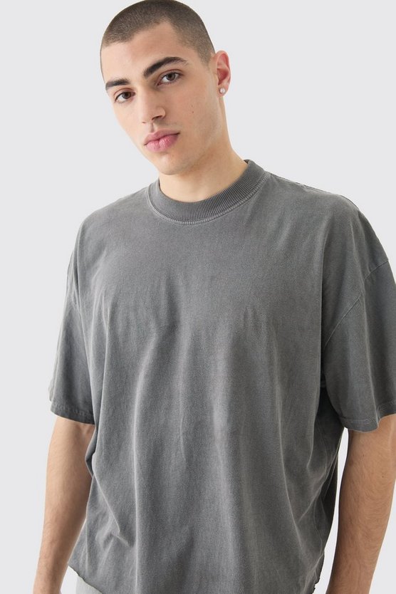 Kastiges Oversize T-Shirt mit rohem Saum und Kreuz-Print