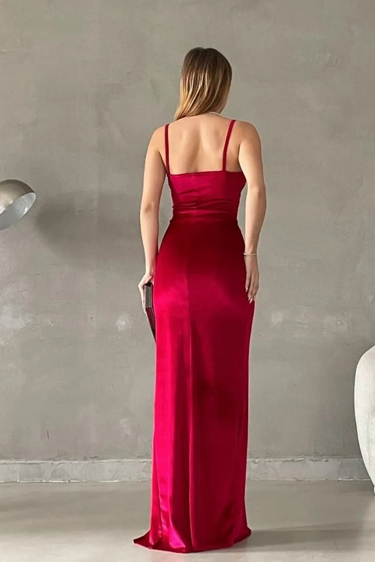 vuvutasarım  Maxikleid aus rotem Samtstoff mit Rüschenkragen und Schlitz, 582689