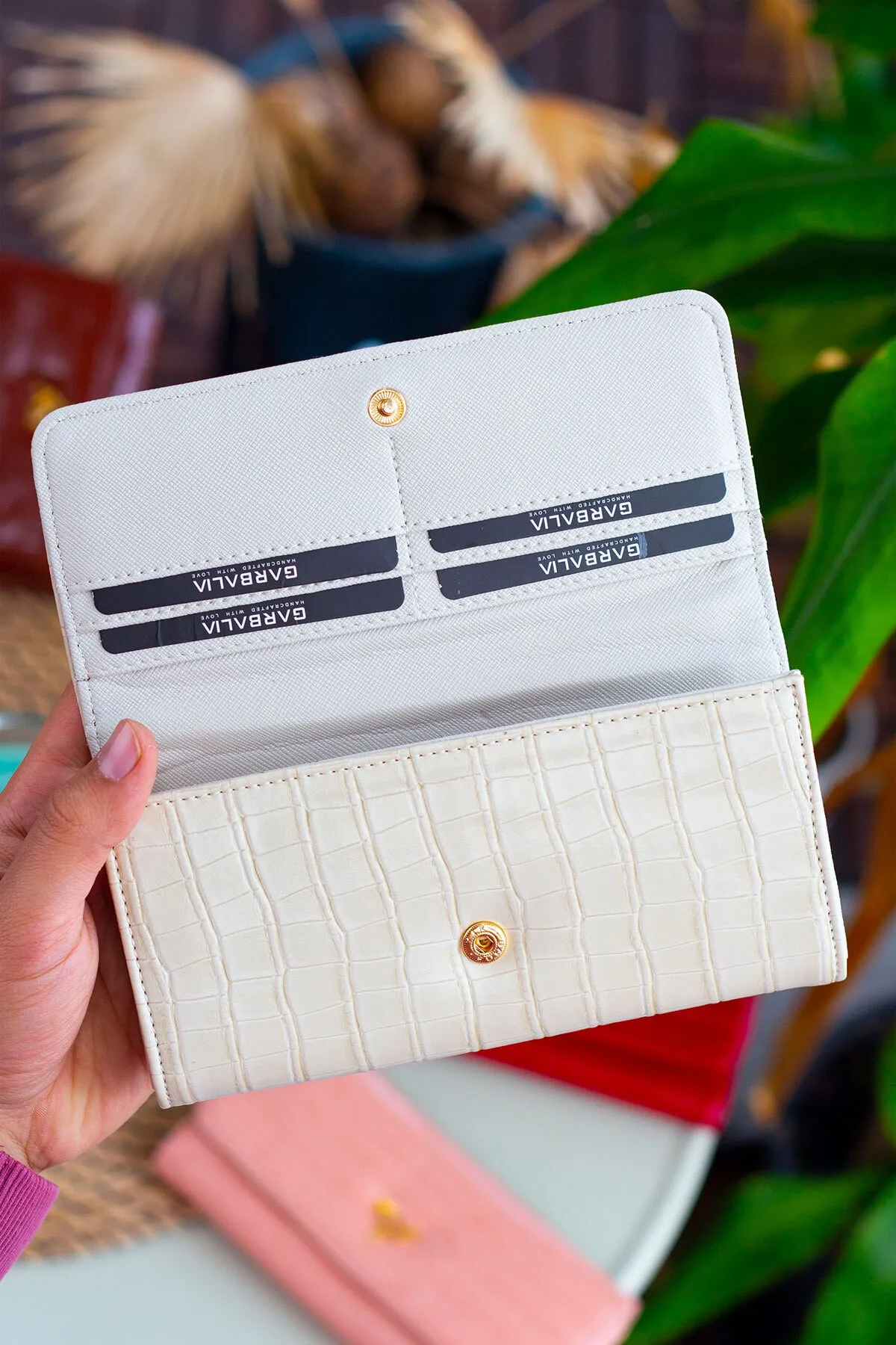 Garbalia  Lady Technological Leder-Krokodilmuster. Stilvolle beige Damenbrieftasche mit großem Kartenhalter und Münzfach