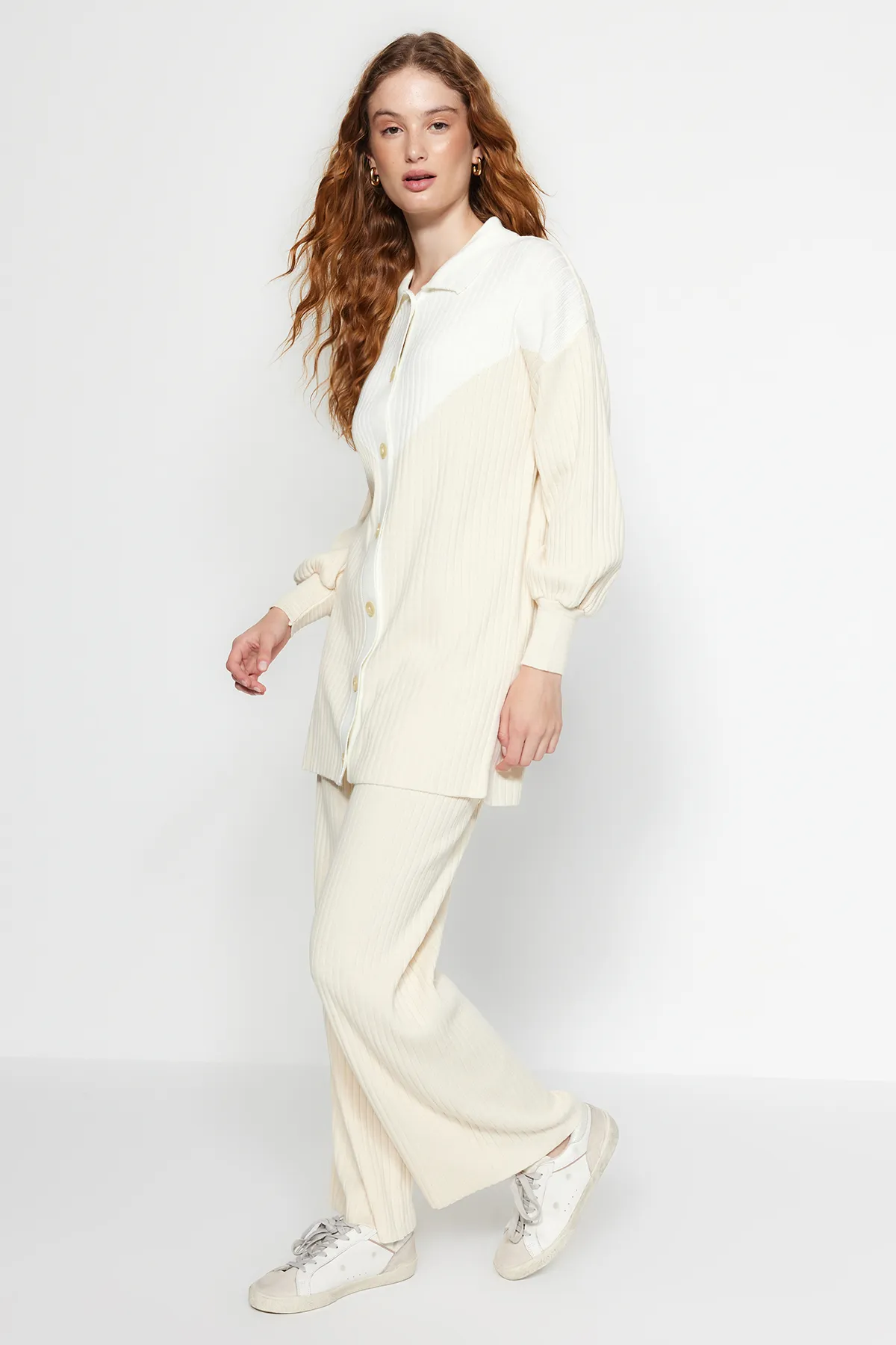 Trendyol Modest  Hellbeige Farbblock-Set aus gerippter Strickjacke und Hose, Strickoberteil und -unterteil TCTAW24US00090