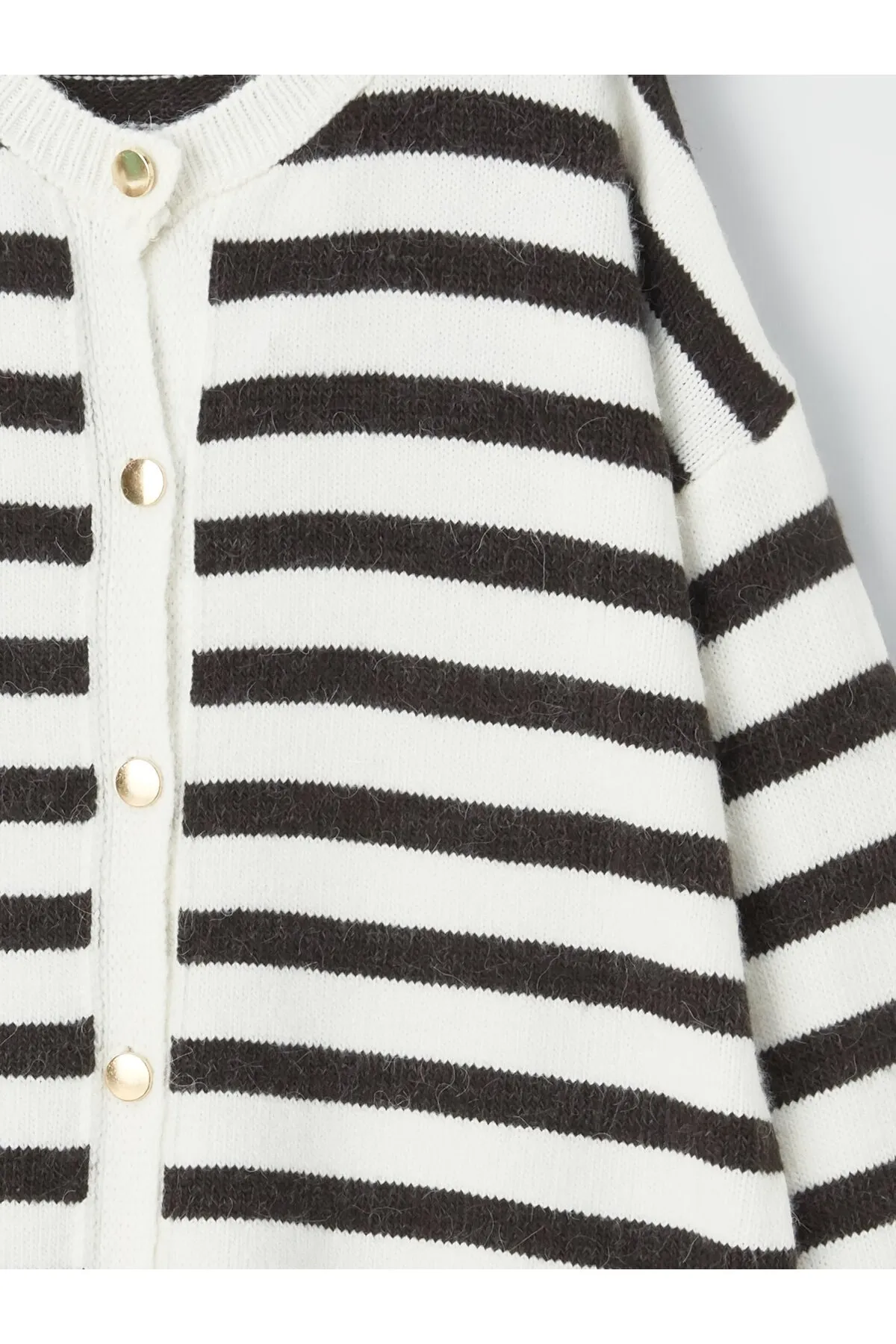 LC Waikiki  Gestreifter, langärmliger Strick-Cardigan für Mädchen mit Rundhalsausschnitt