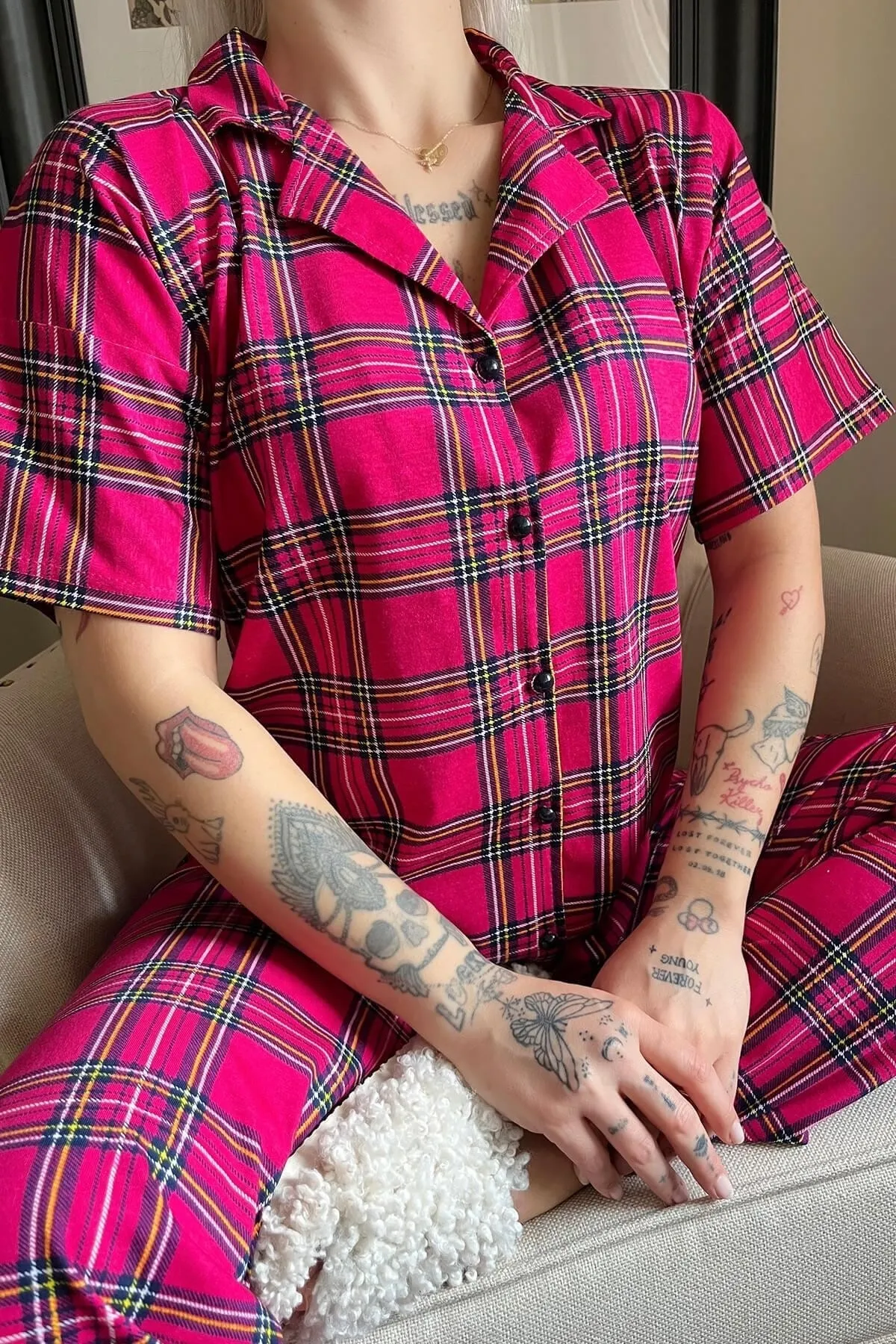Pijamaevi  Grüner, marineblauer, kurzärmliger Pyjama mit bedruckter Vorderseite und Knöpfen