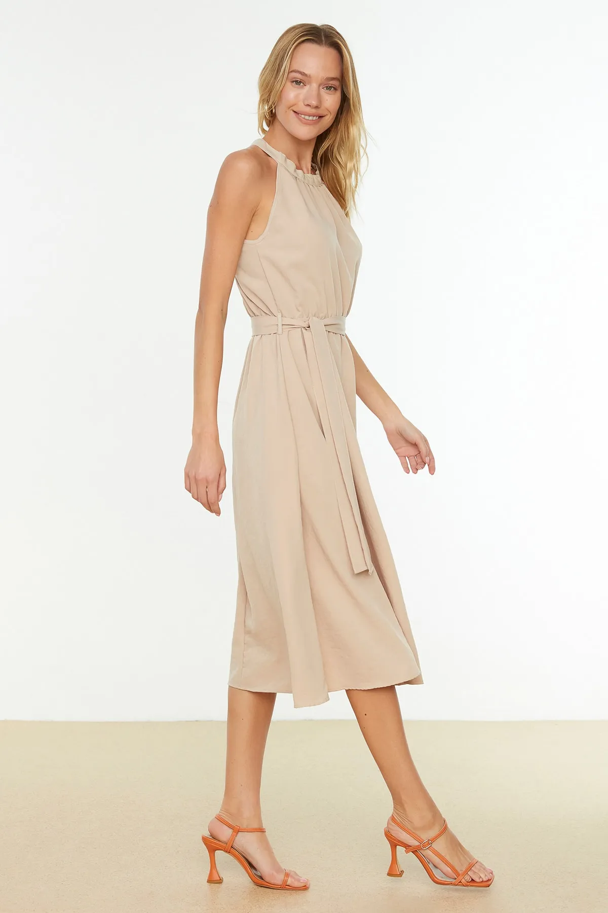 Trendyol Collection  A-Linien-Midikleid aus viskosem Webstoff mit Juwelenbesatz und Neckholder und Gürtel TWOSS19EL0155
