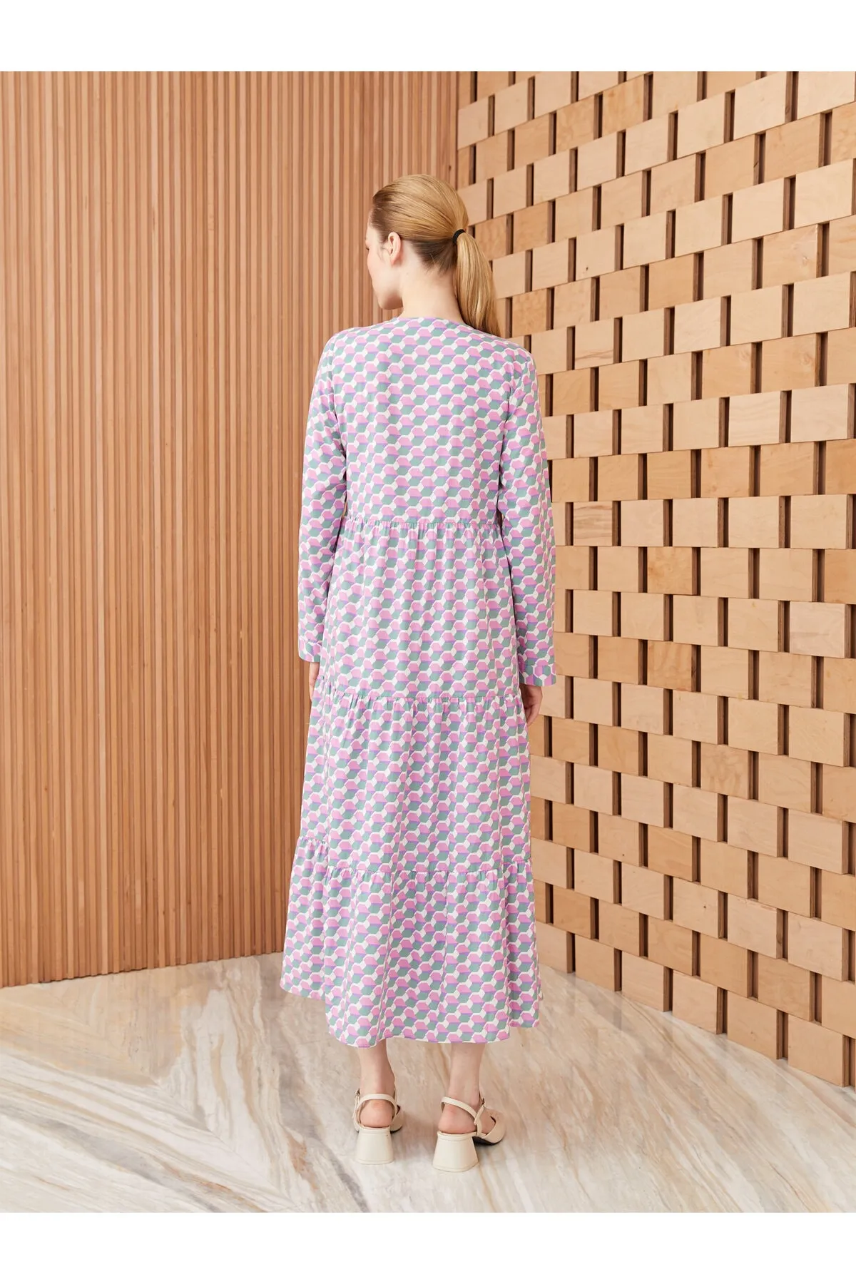 LC Waikiki  Gemustertes, langärmliges Damenkleid mit Rundhalsausschnitt