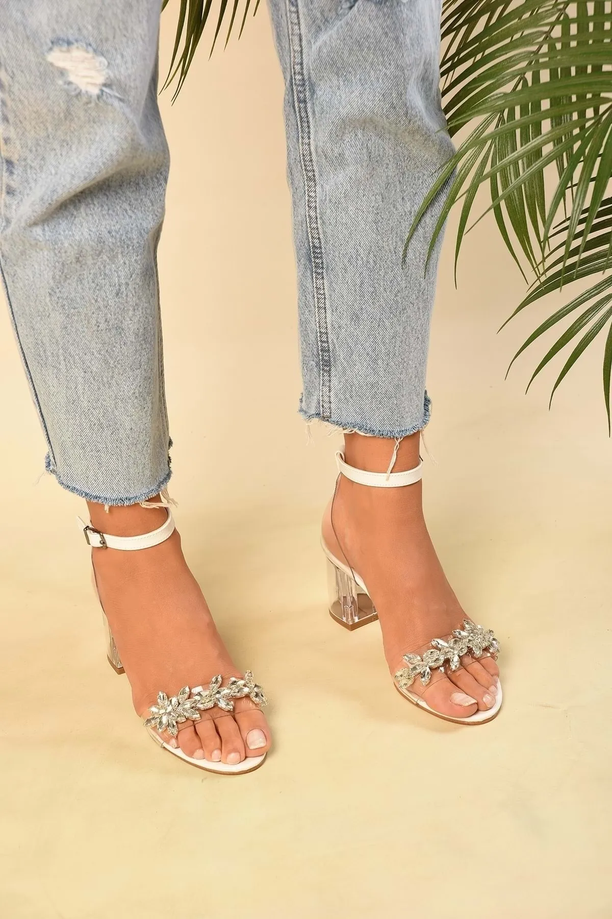 Shoeberry  Damen-Schuhe Maggie White mit transparentem Steinabsatz und einem Riemen