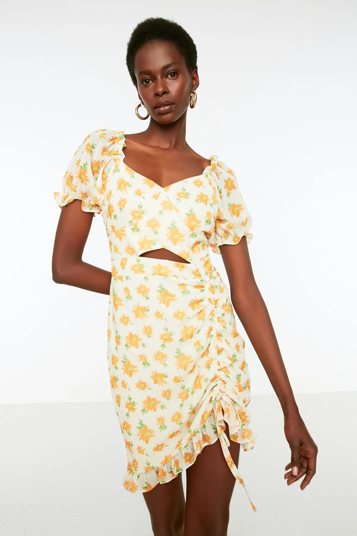 Trendyol Collection  Ecru gewebtes Mini-Webkleid mit Blumenfensterdetail TWOSS22EL0285