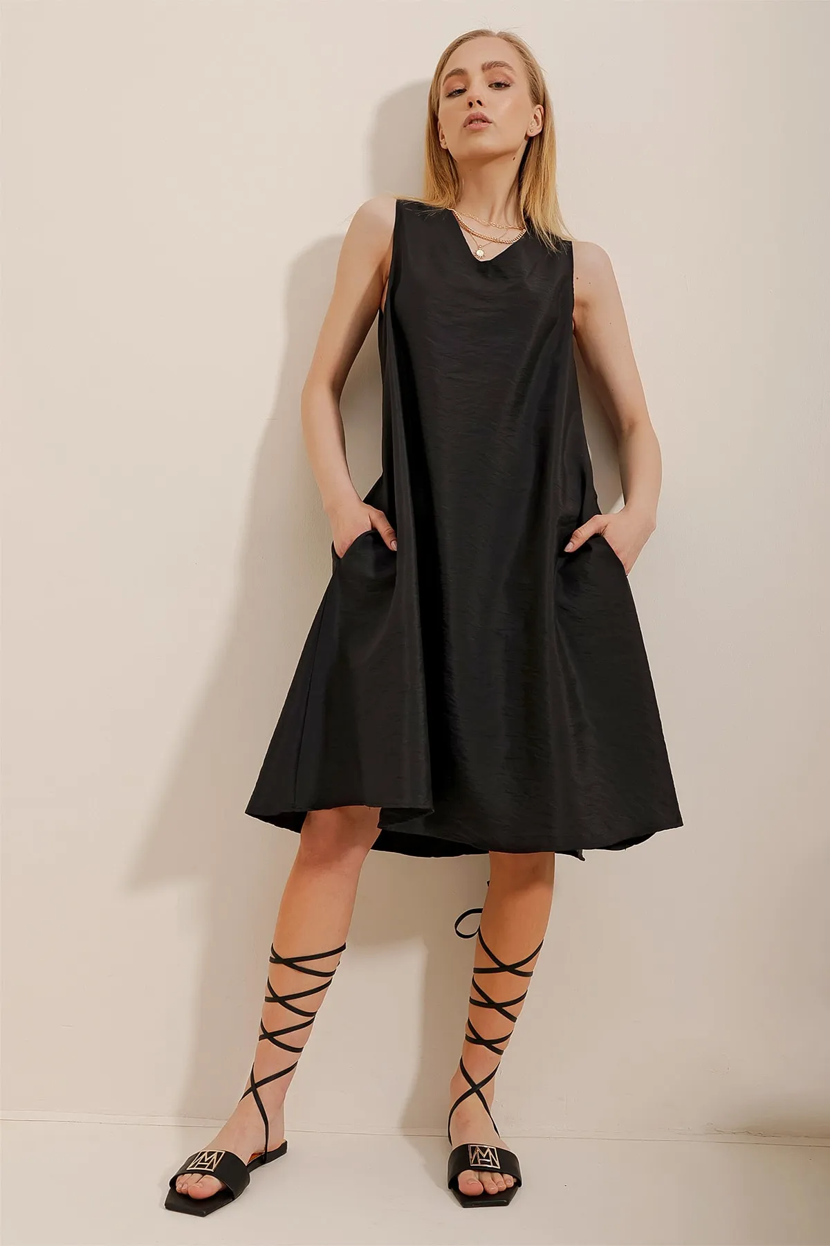 Trend Alaçatı Stili  Schwarzes Aerobin-Webkleid mit V-Ausschnitt und doppelten Taschen für Damen ALC-X10341