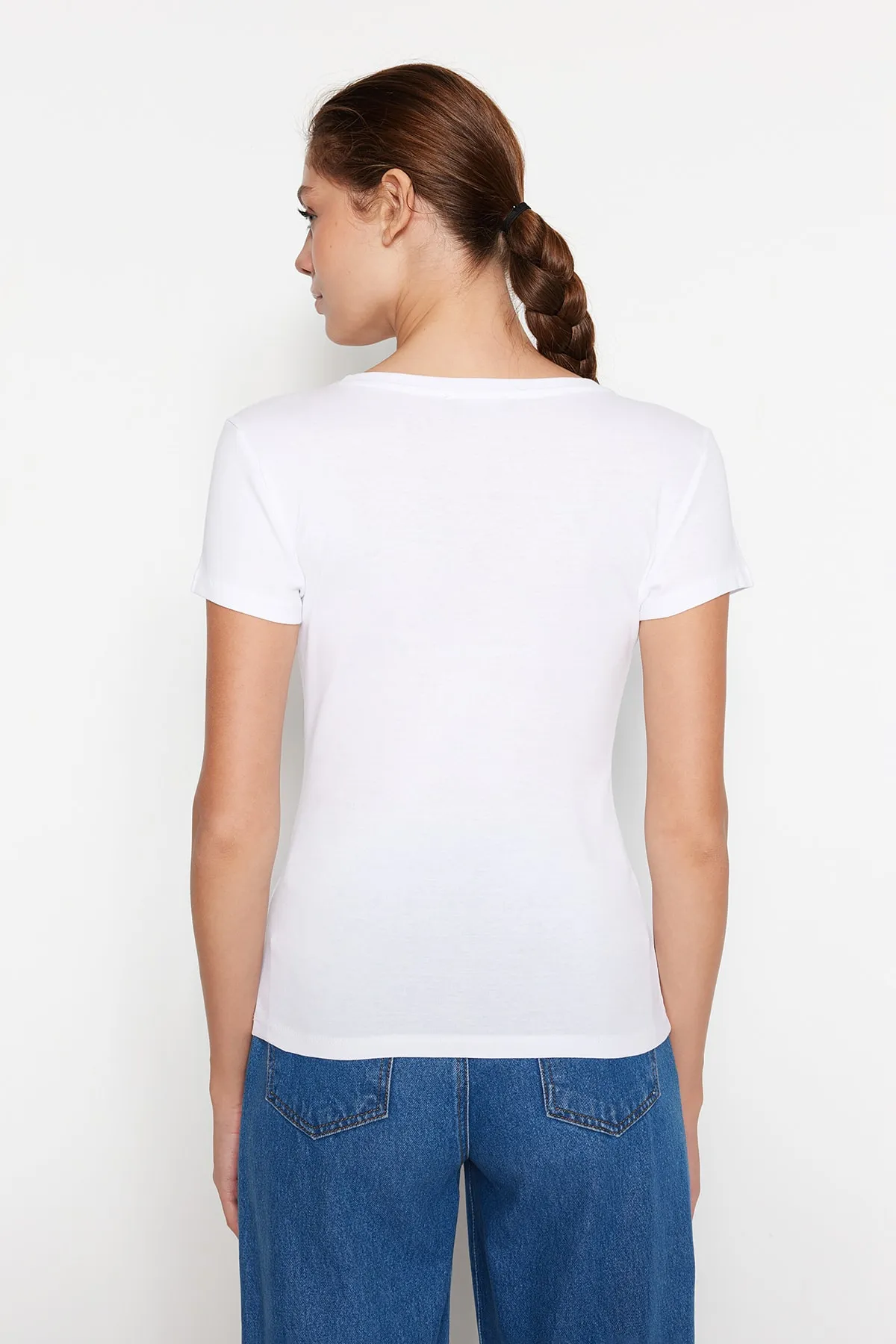 Trendyol Collection  Weißes, figurbetontes Basic-Strick-T-Shirt mit Poolausschnitt aus 100 % Baumwolle TWOSS23TS00096