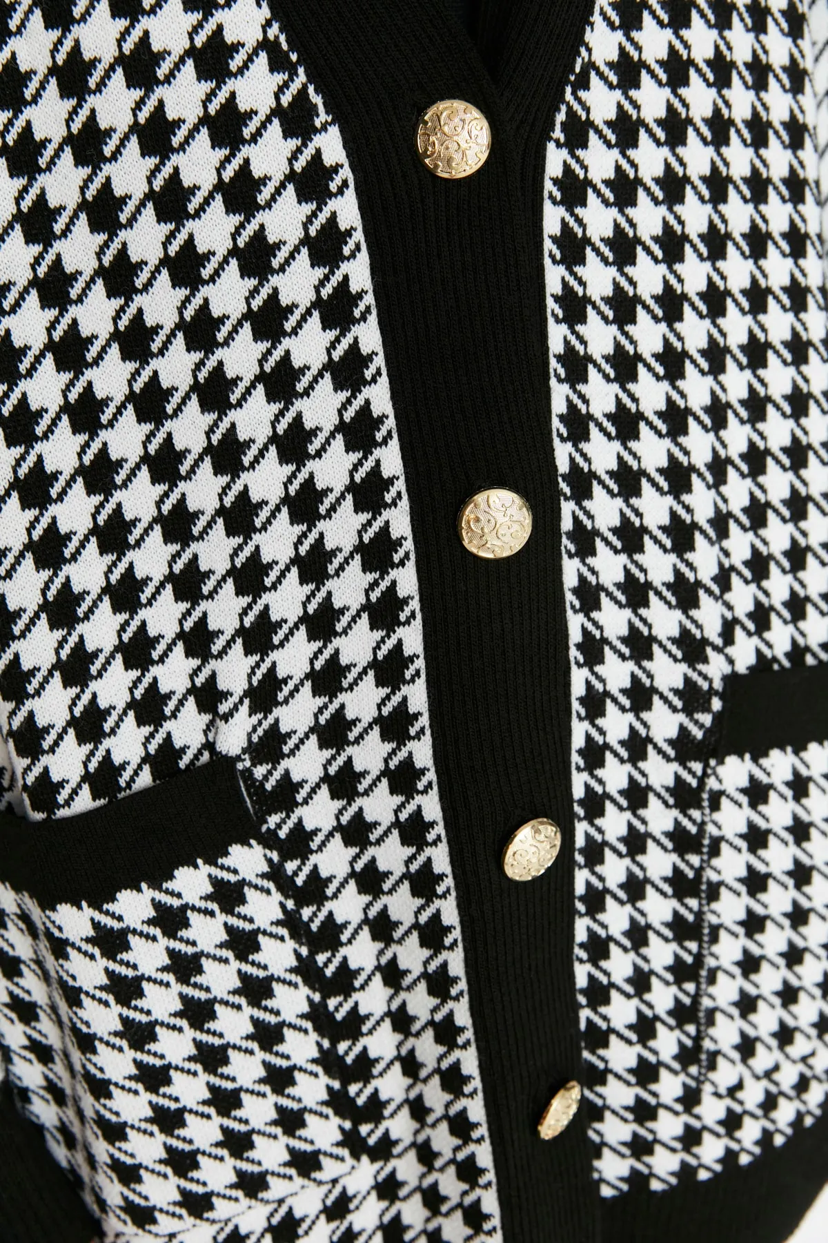 Trendyol Collection  Schwarzer Strick-Cardigan mit weiter Passform TWOAW22HI0179