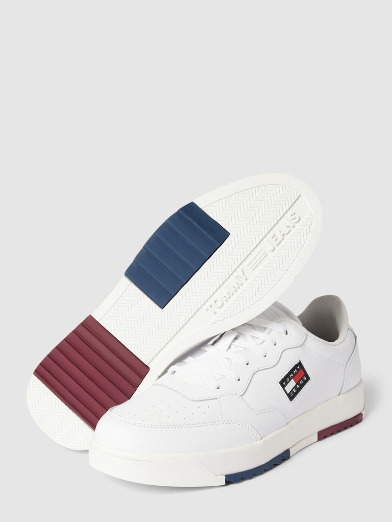 Sneaker mit Label-Detail in weiß