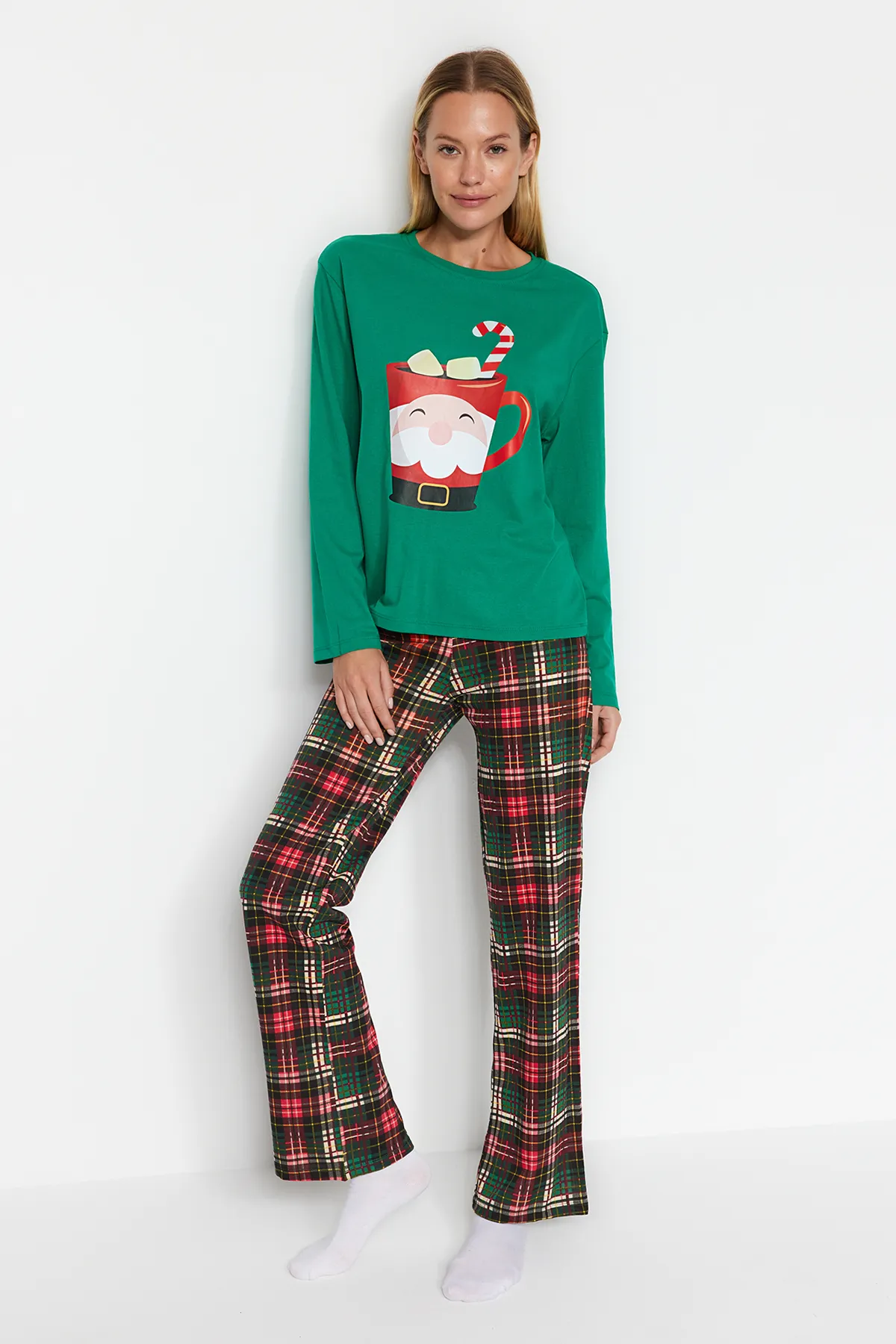 Trendyol Collection  Grünes Pyjama-Set aus T-Shirt und Hose mit Neujahrsmotiv, 100 % Baumwolle, THMAW24PT00059