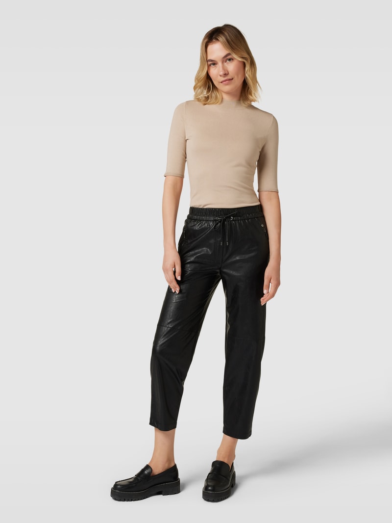 Jogpants in Leder-Optik mit elastischem Bund in schwarz