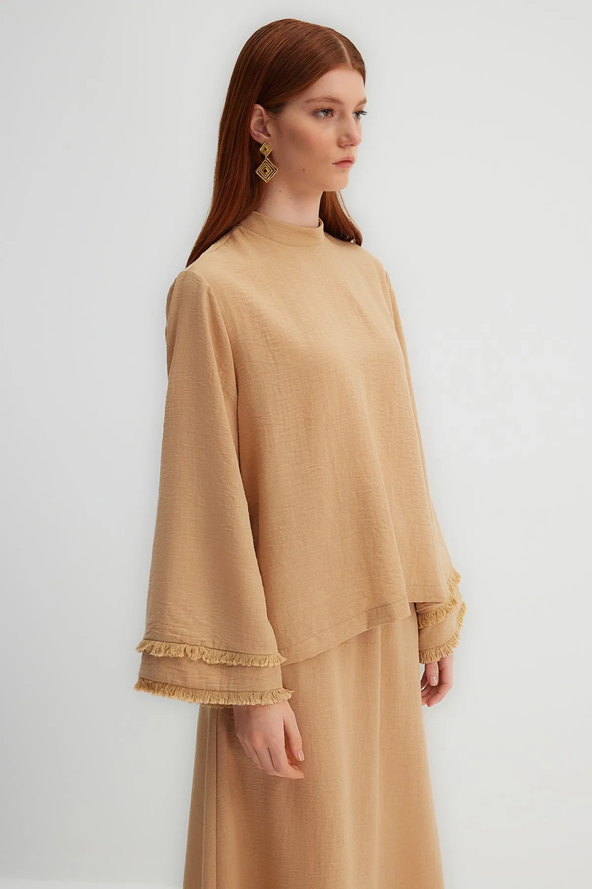 Trendyol Modest  X Kevser Sarıoglu Beige gewebte Tunika mit Stehkragen und Quastendetail TCLSS23UK00008