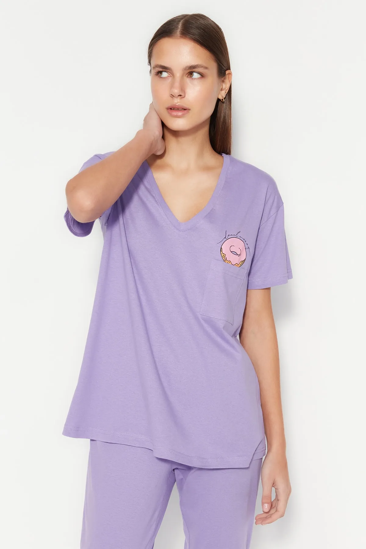 Trendyol Collection  Lilafarbenes, bedrucktes, weit geschnittenes T-Shirt-Hosen-Pyjama-Set aus 100 % Baumwolle mit Taschendetail