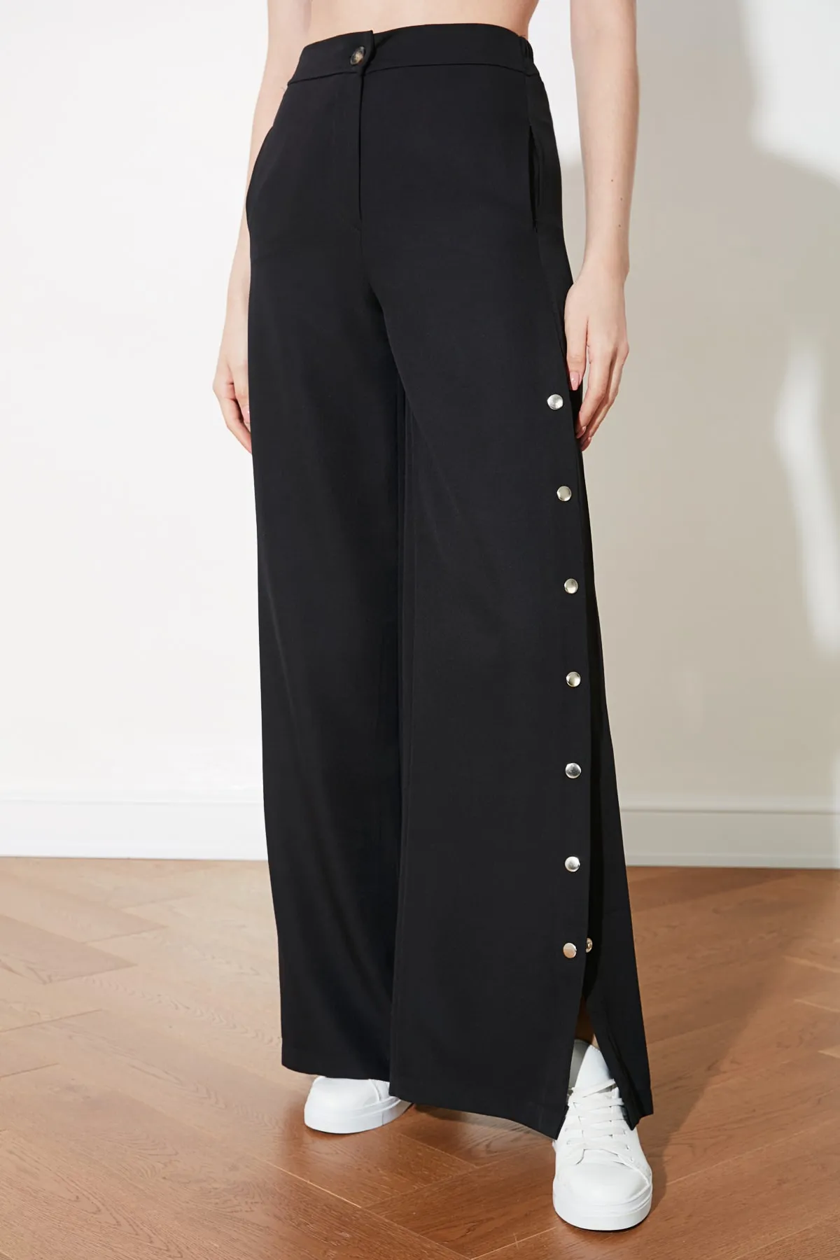 Trendyol Collection  Schwarze Webhose mit weitem Bein und seitlichen Knöpfen TWOSS20PL0398