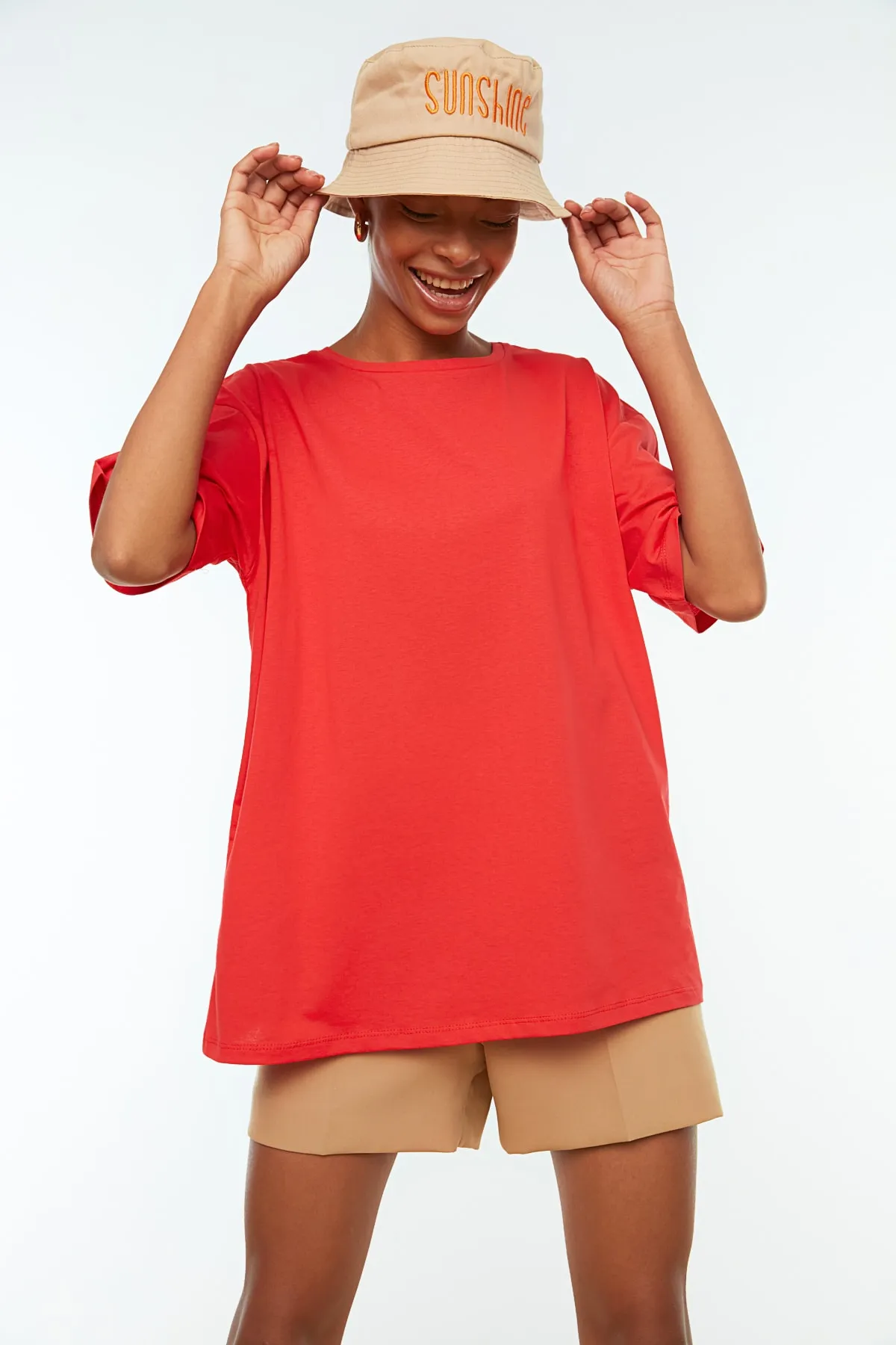 Trendyol Collection  Rotes, übergroßes/weites Strick-T-Shirt mit Rundhalsausschnitt aus 100 % Baumwolle TWOSS20TS0134