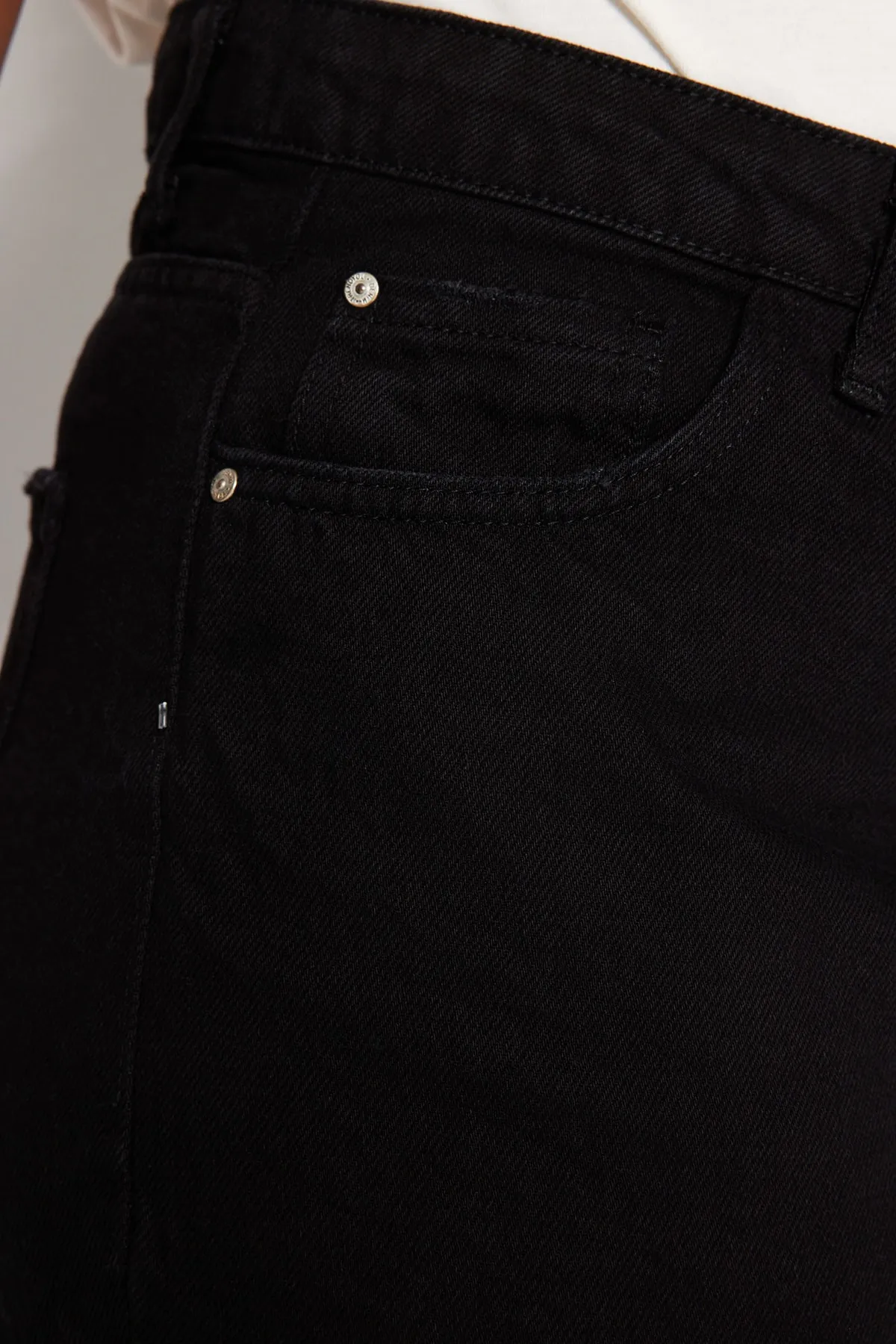 Trendyol Curve  Schwarze Jeansshorts mit hoher Taille und gerader Passform TBBSS22JE00012