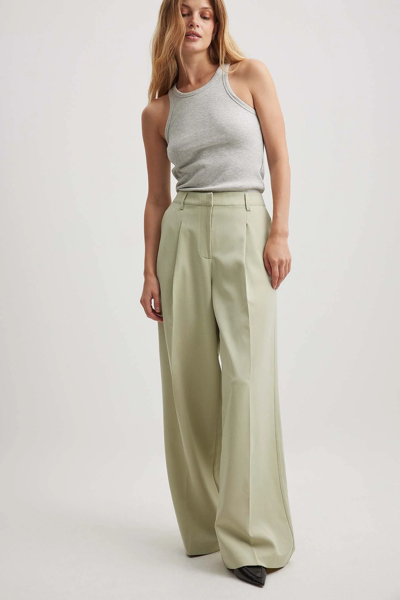 Anzughose mit mittelhoher Taille und Bundfalte