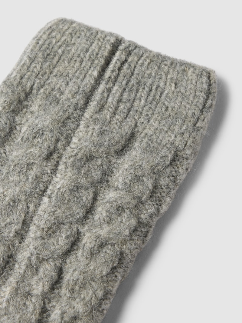 Socken mit Zopfmuster in hellgrau