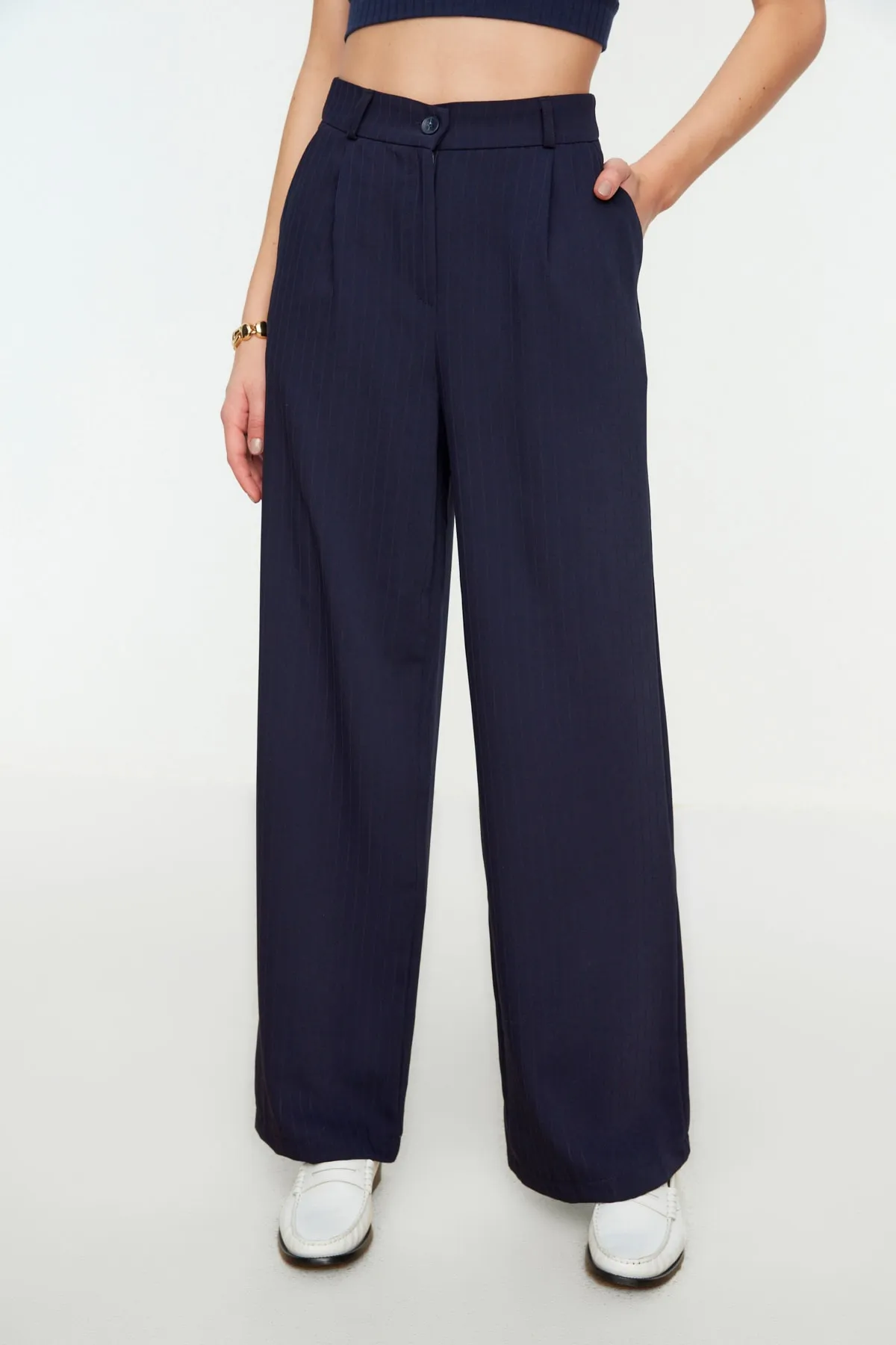 Trendyol Collection  Marineblaue Hose mit hohem Bund und weitem Bein / Gestreifte Webhose mit weitem Bein TWOSS22PL0100