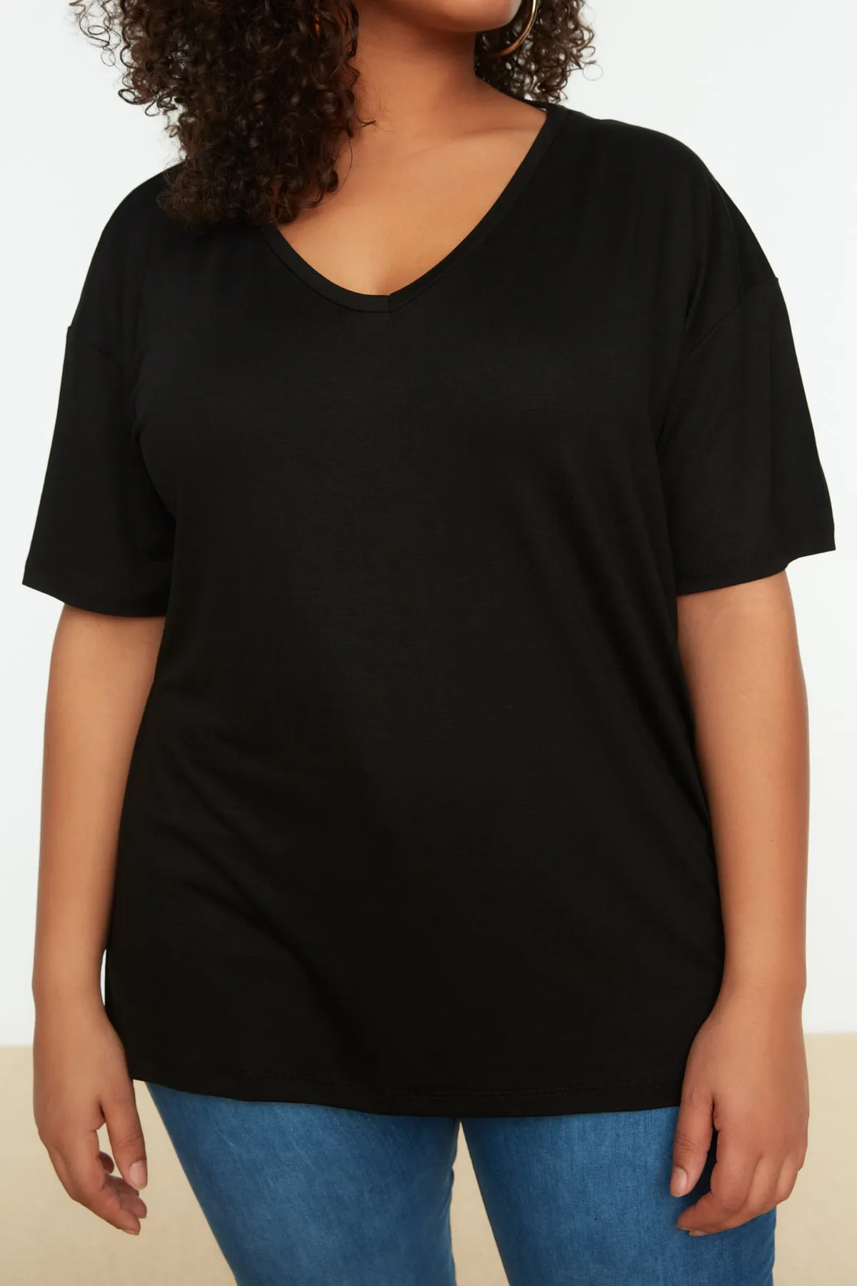 Trendyol Curve  Gestricktes T-Shirt mit schwarzem Kragen und detailliertem Kragen TBSSS22TS0877