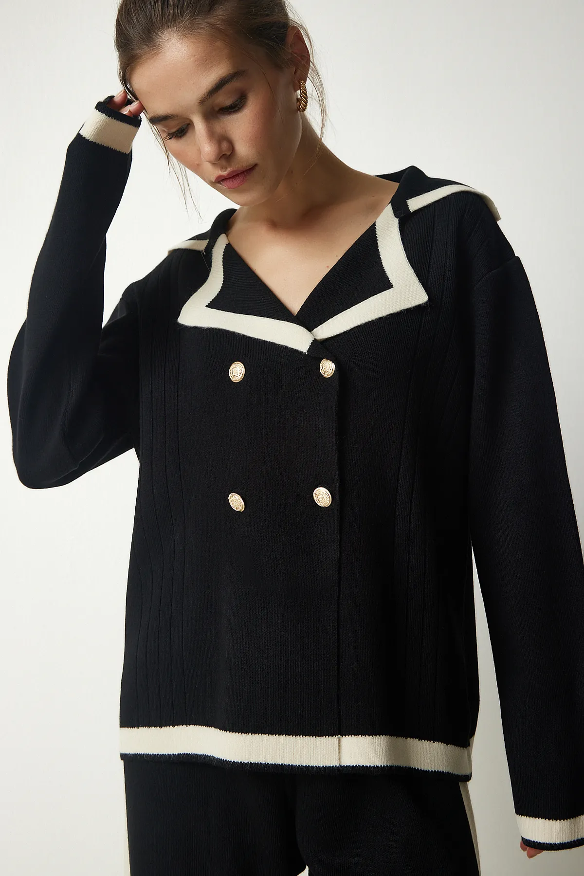 Happiness İstanbul  Schwarzes Strickwaren-Set mit gestreifter Strickjacke und Hose für Damen PF00028