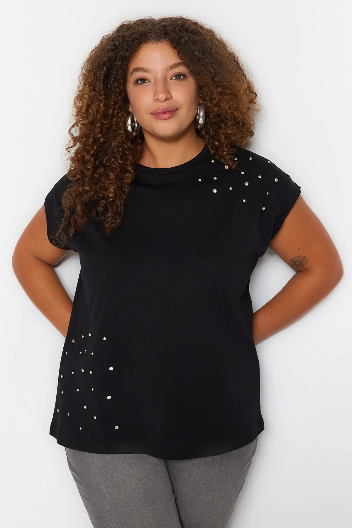 Trendyol Curve  Schwarzes, mit Juwelen besetztes Strick-T-Shirt mit Rundhalsausschnitt TBBSS23BF00041 TBBSS23BF00041