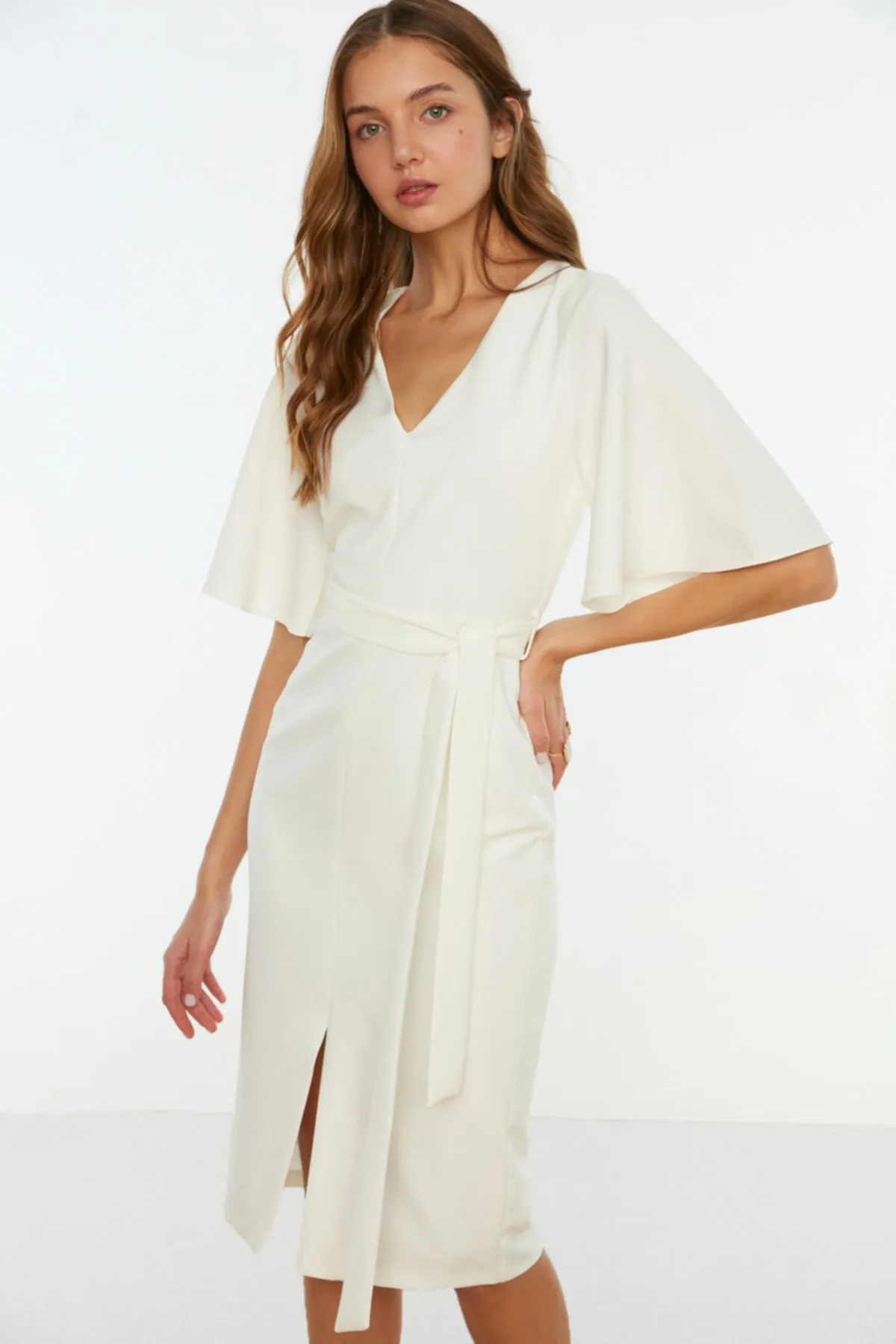 Trendyol Collection  Ecrufarbenes, gewebtes Kleid mit Gürtel TOFAW19BB0167