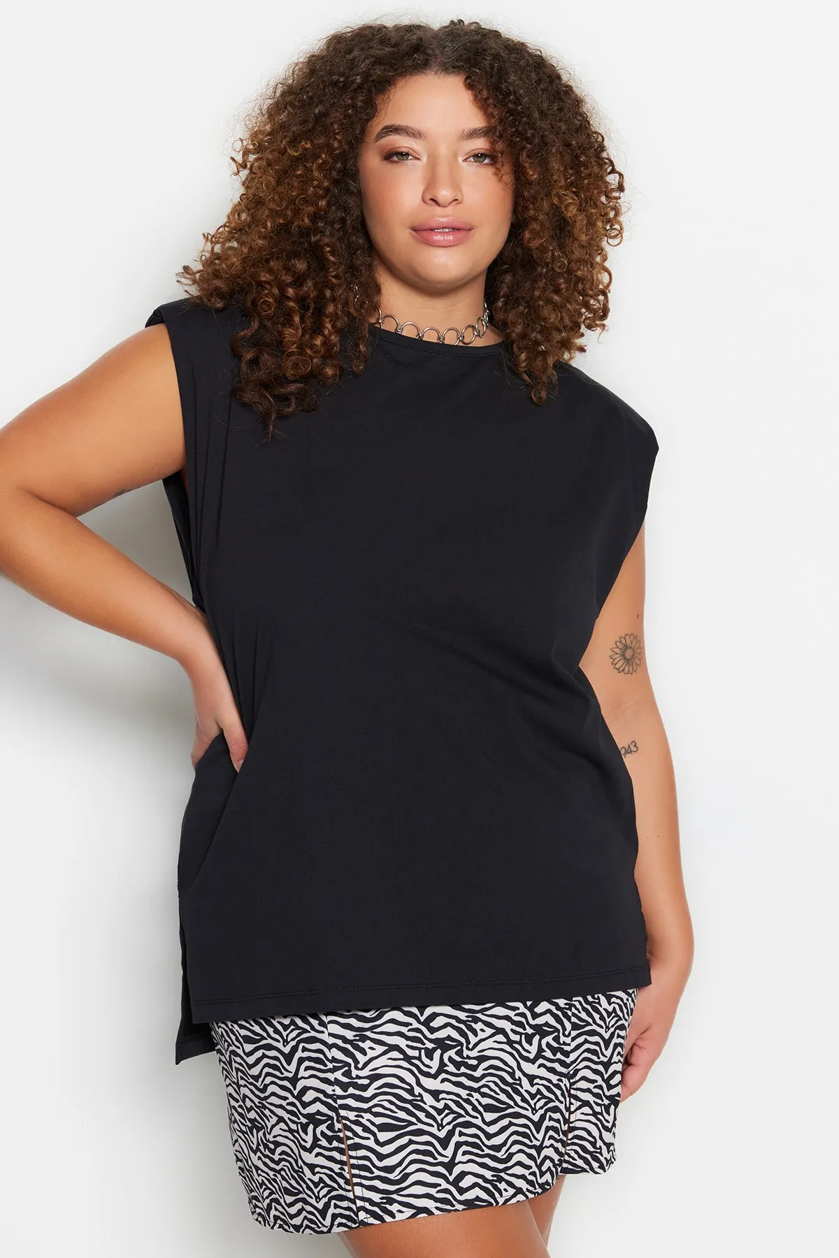 Trendyol Curve  Weißes, nachhaltigeres, wattiertes Strick-T-Shirt mit tiefem Ausschnitt am Rücken TBSSS23BF00045