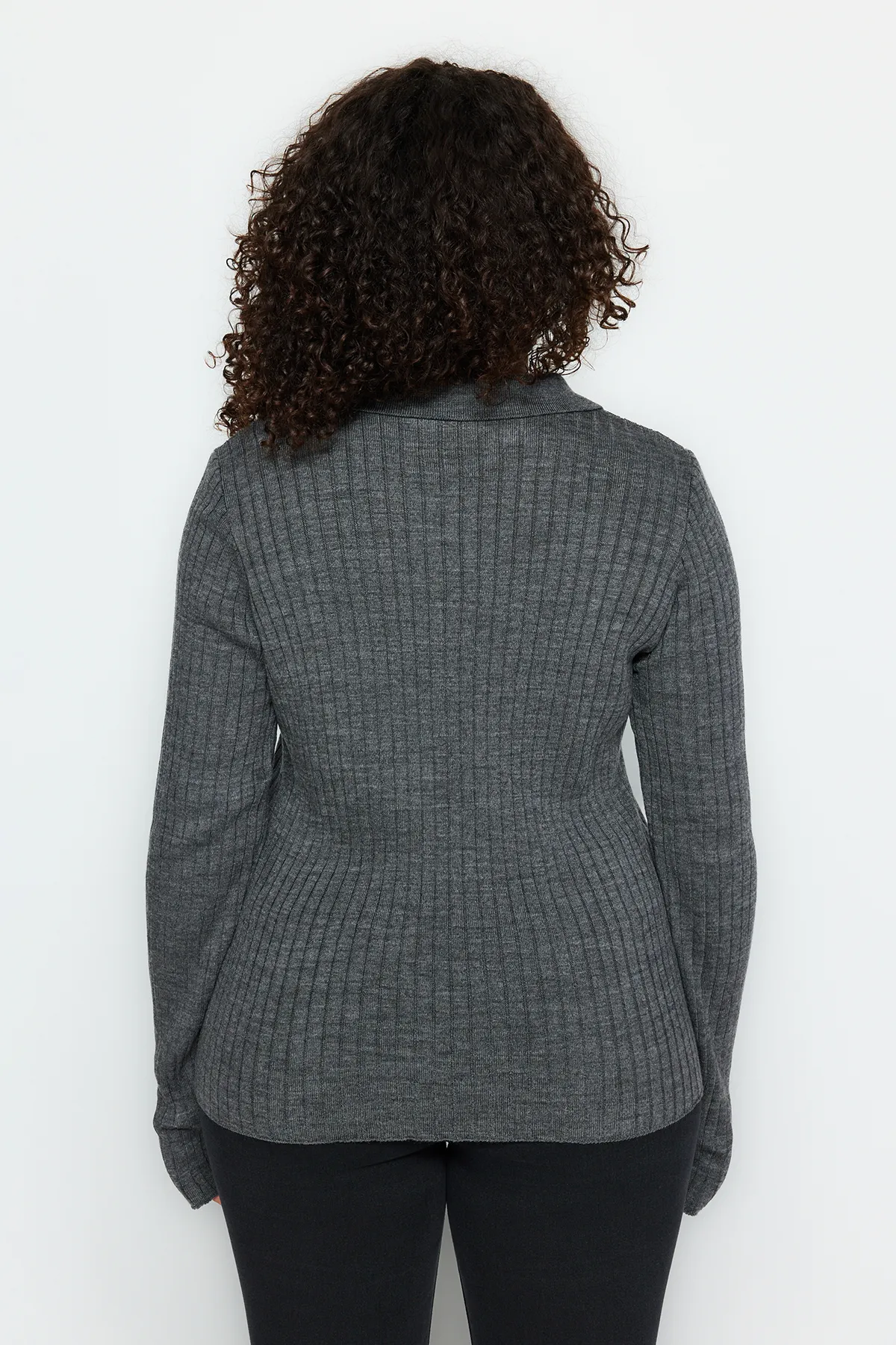 Trendyol Curve  Anthrazitfarbener Strickpullover mit Polokragen und detaillierten Ärmeln TBBAW24AN00048
