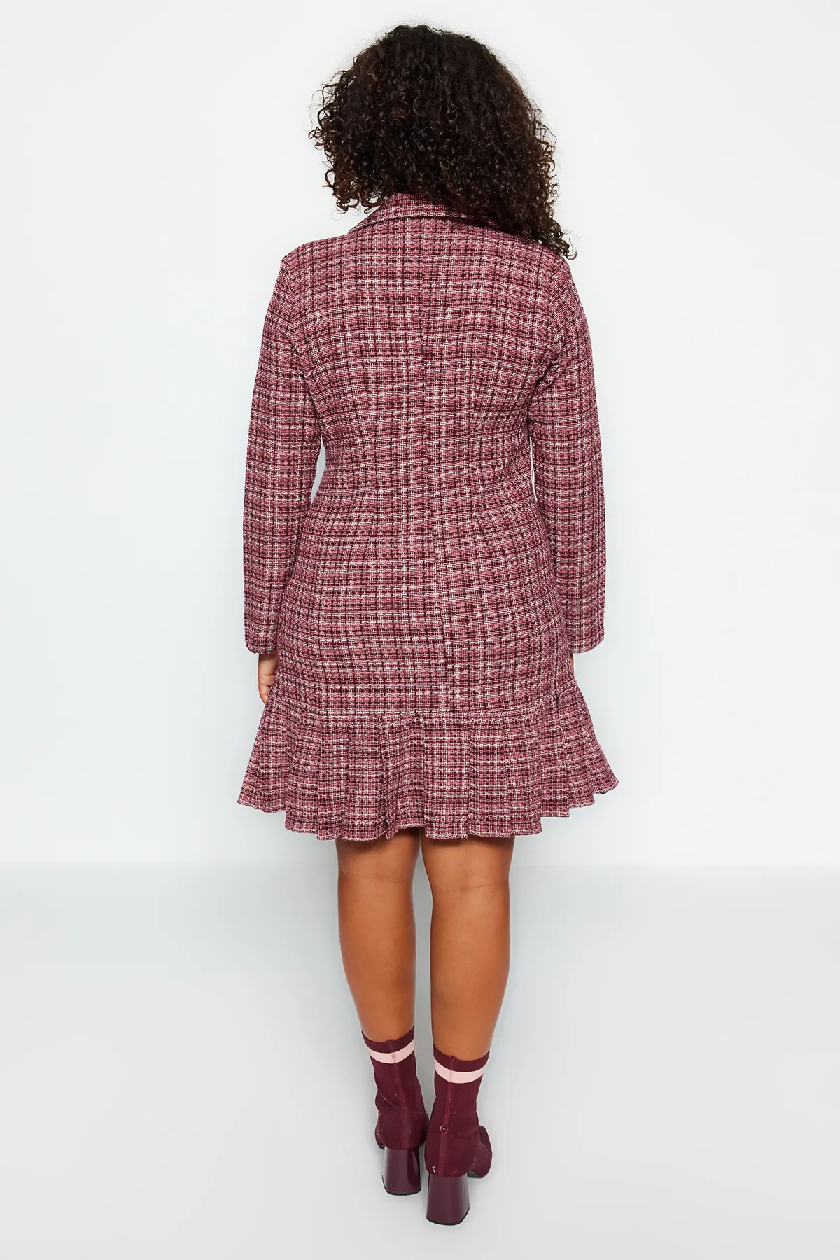 Trendyol Curve  Gewebtes Kleid mit mehrfarbigem Karomuster und schmalem Saum