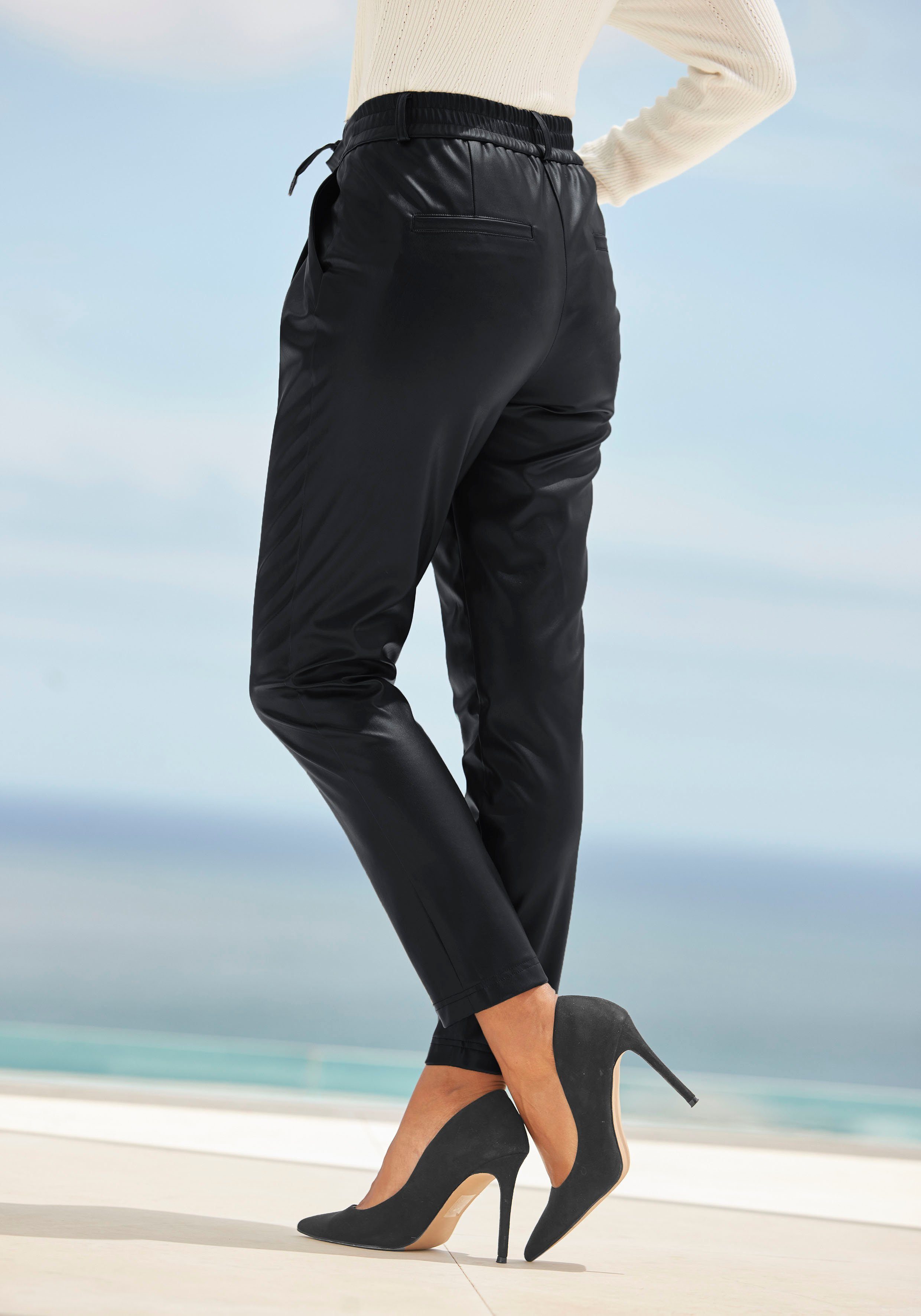 LASCANA Schlupfhose aus Lederimitat